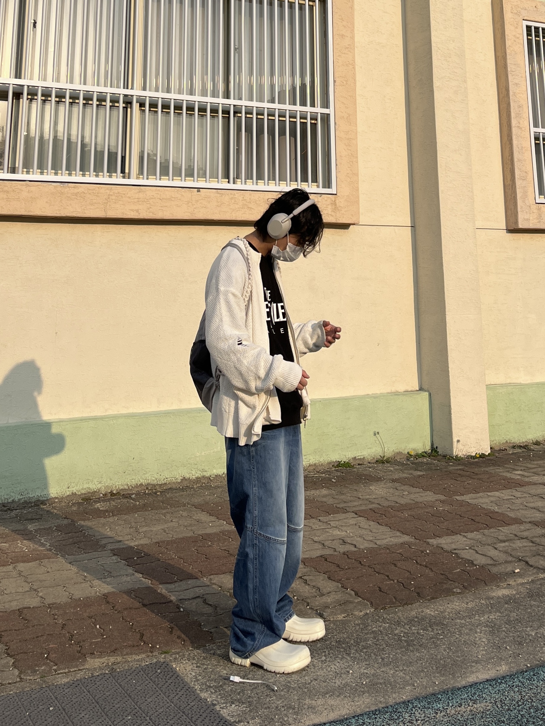 Sony WH-1000XM5 Silver (Korean Ver.), Birkenstock A630 Clog White 착용 스타일 - 1