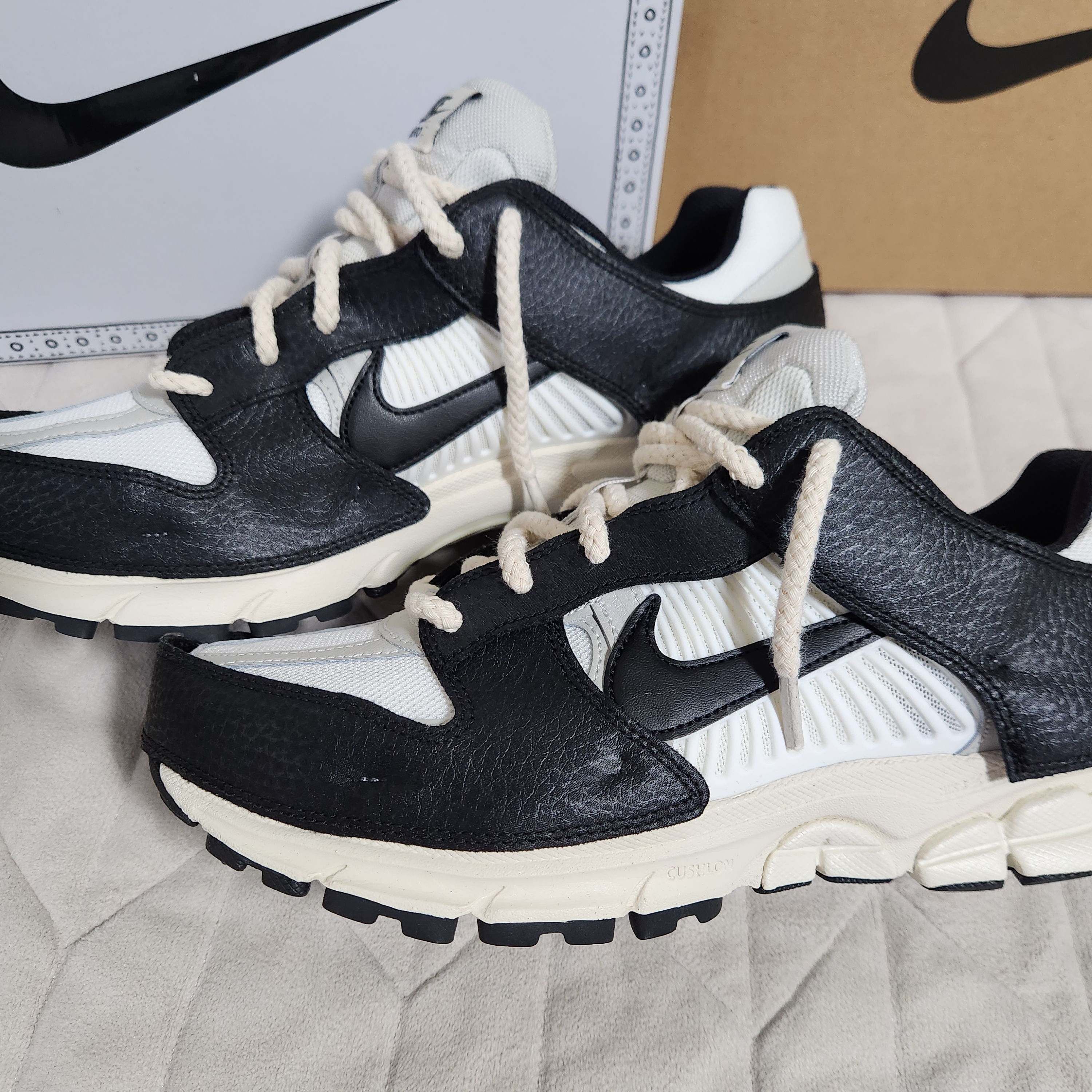 (W) Nike Zoom Vomero 5 Wolf Grey and Black 착용 스타일 - 4