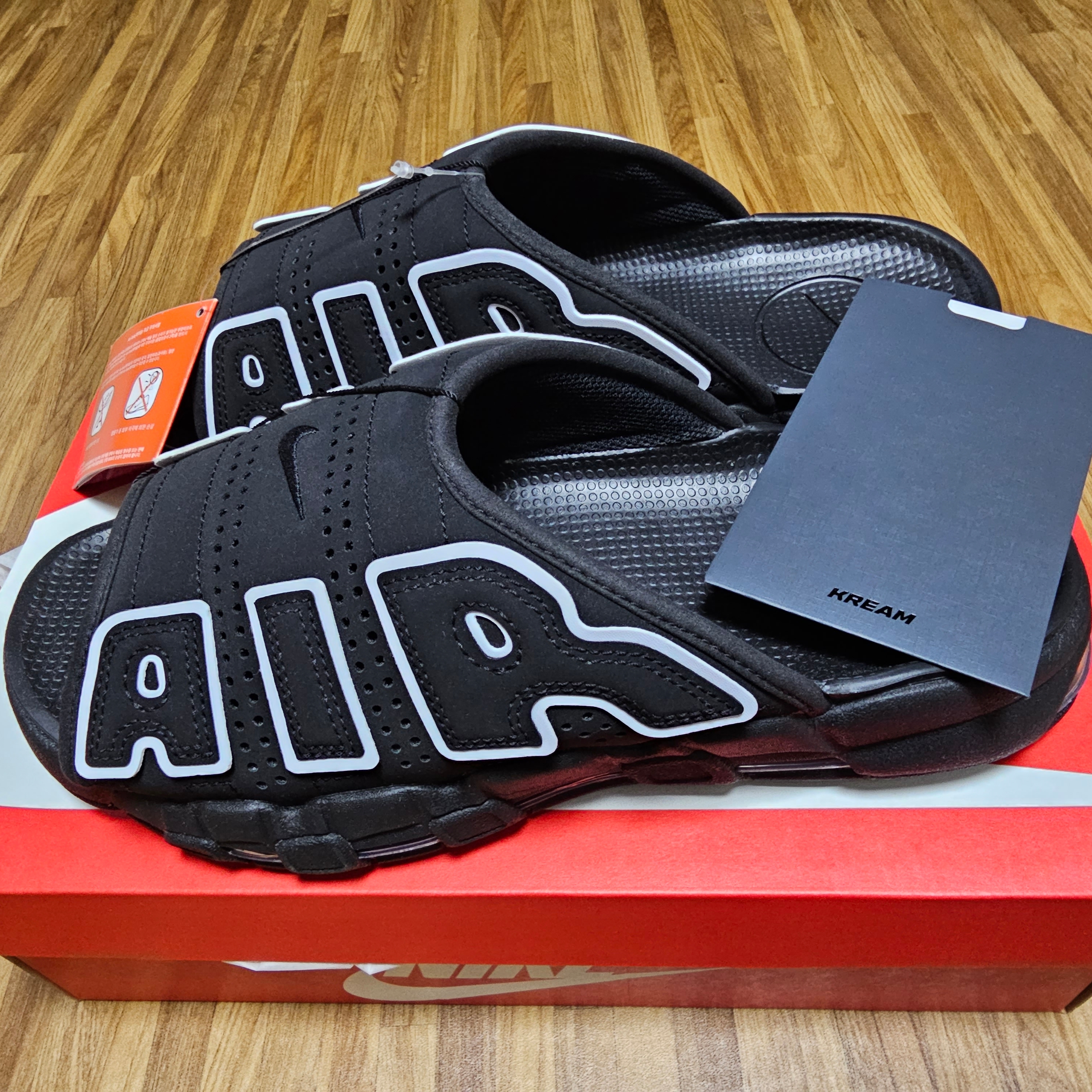 Nike Air More Uptempo Slide Black White 착용 스타일