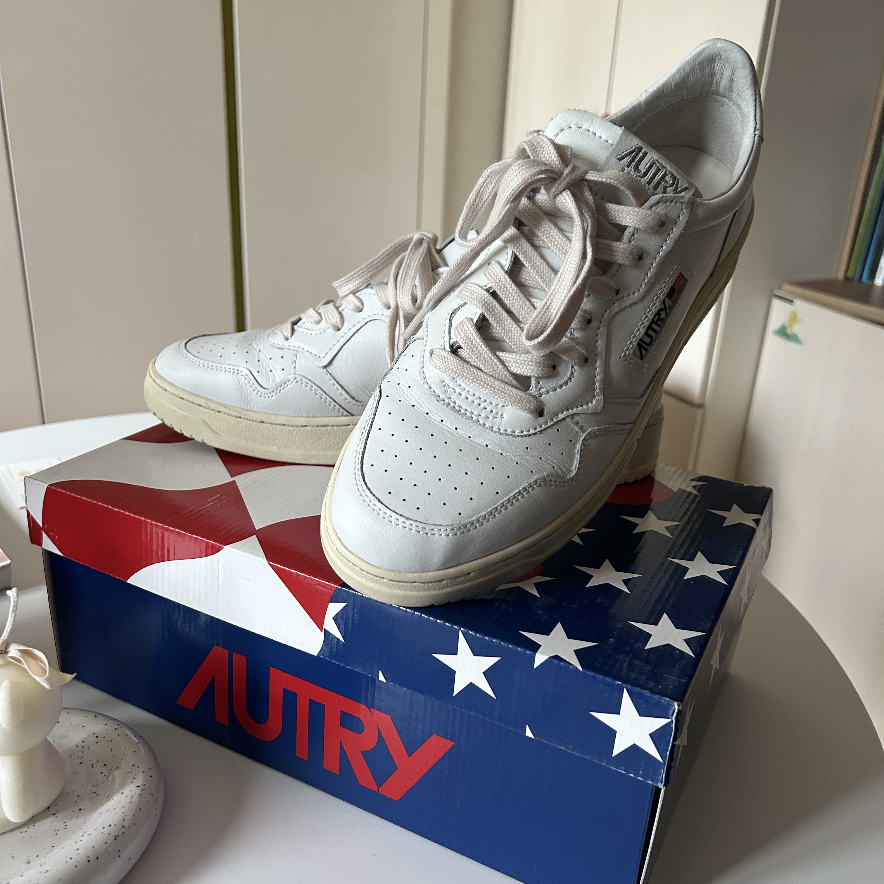 Autry Medalist Low Leather Sneakers White 착용 스타일 - 1