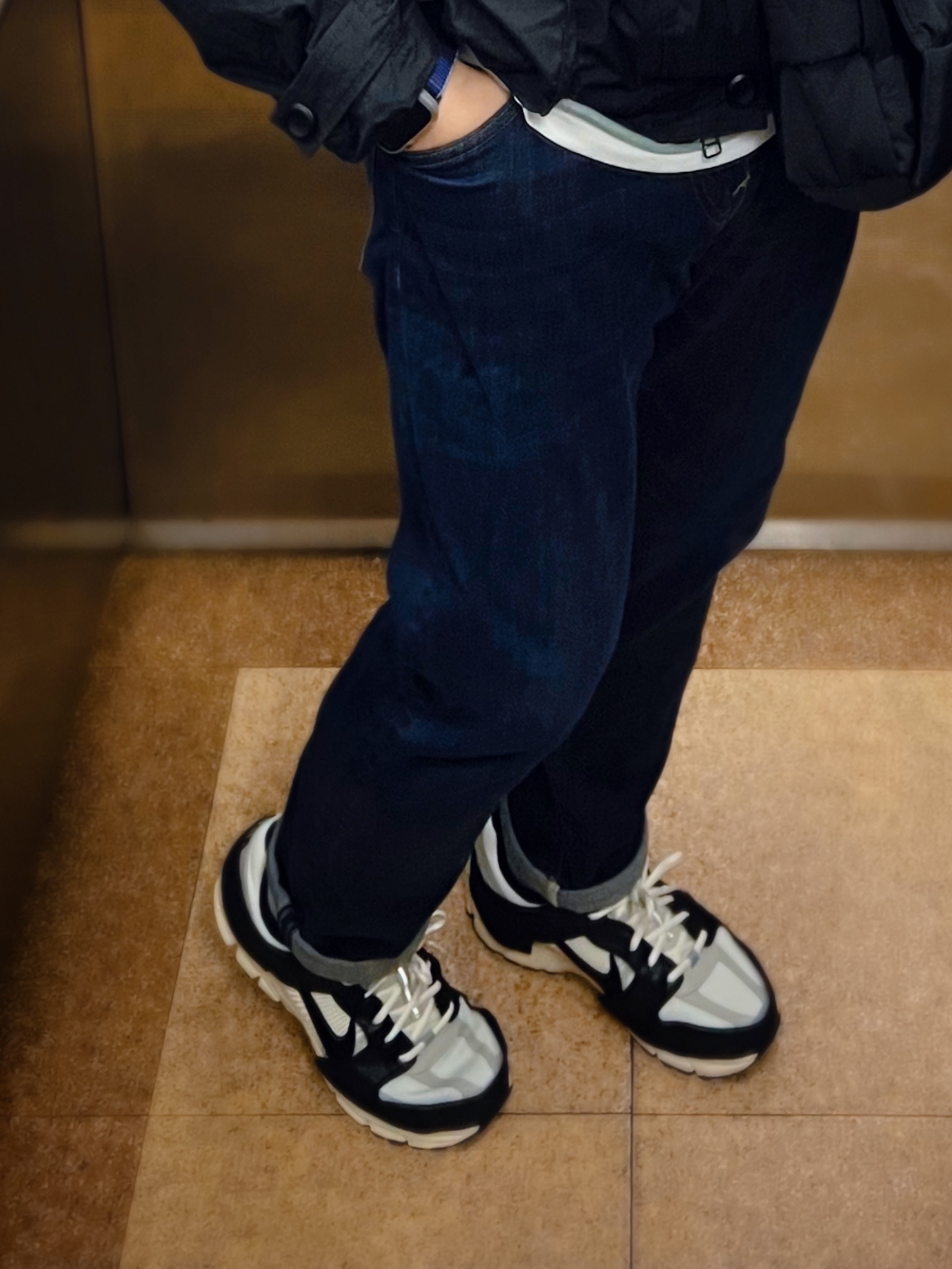 (W) Nike Zoom Vomero 5 Wolf Grey and Black, Essentials Waffle Henley Rugby Sycamore - 23SS 착용 스타일 - 3