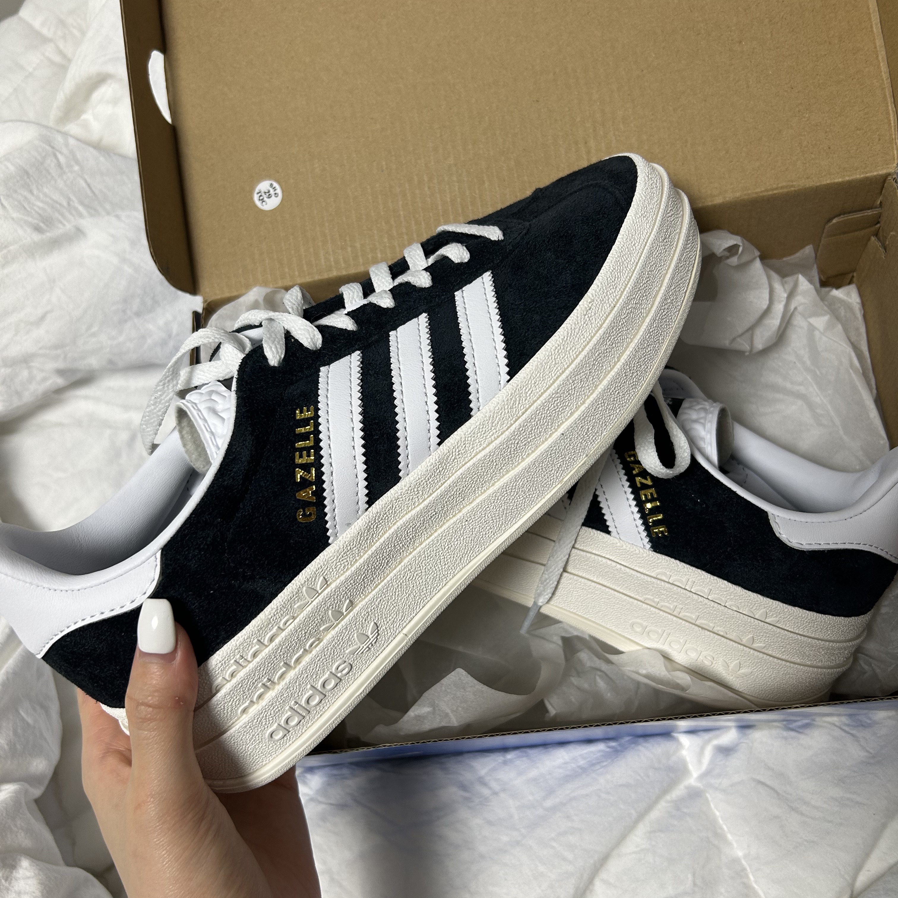 (W) Adidas Gazelle Bold Core Black Cloud White 착용 스타일