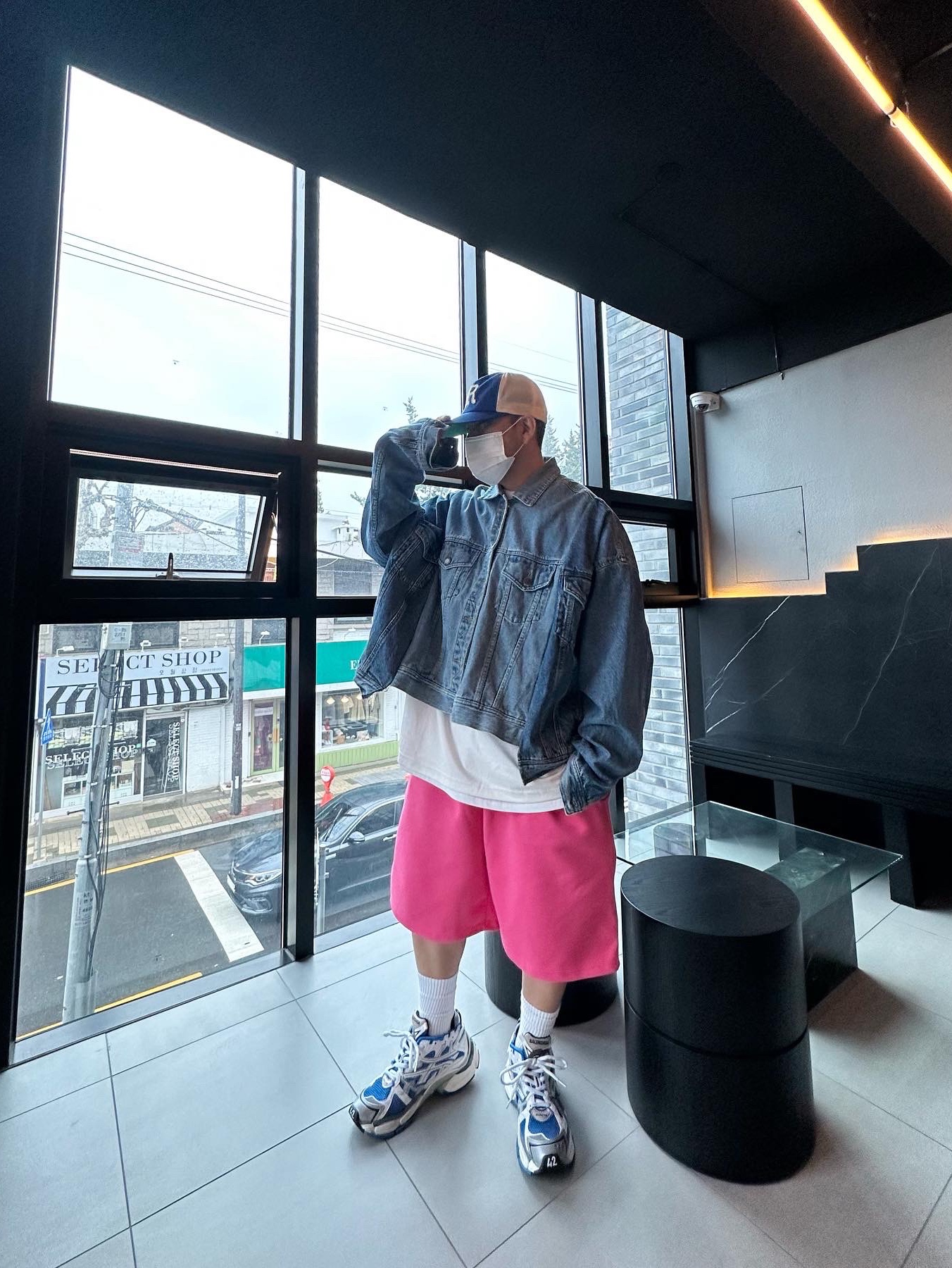 Balenciaga Runner Sneakers Blue White 착용 스타일 - 2