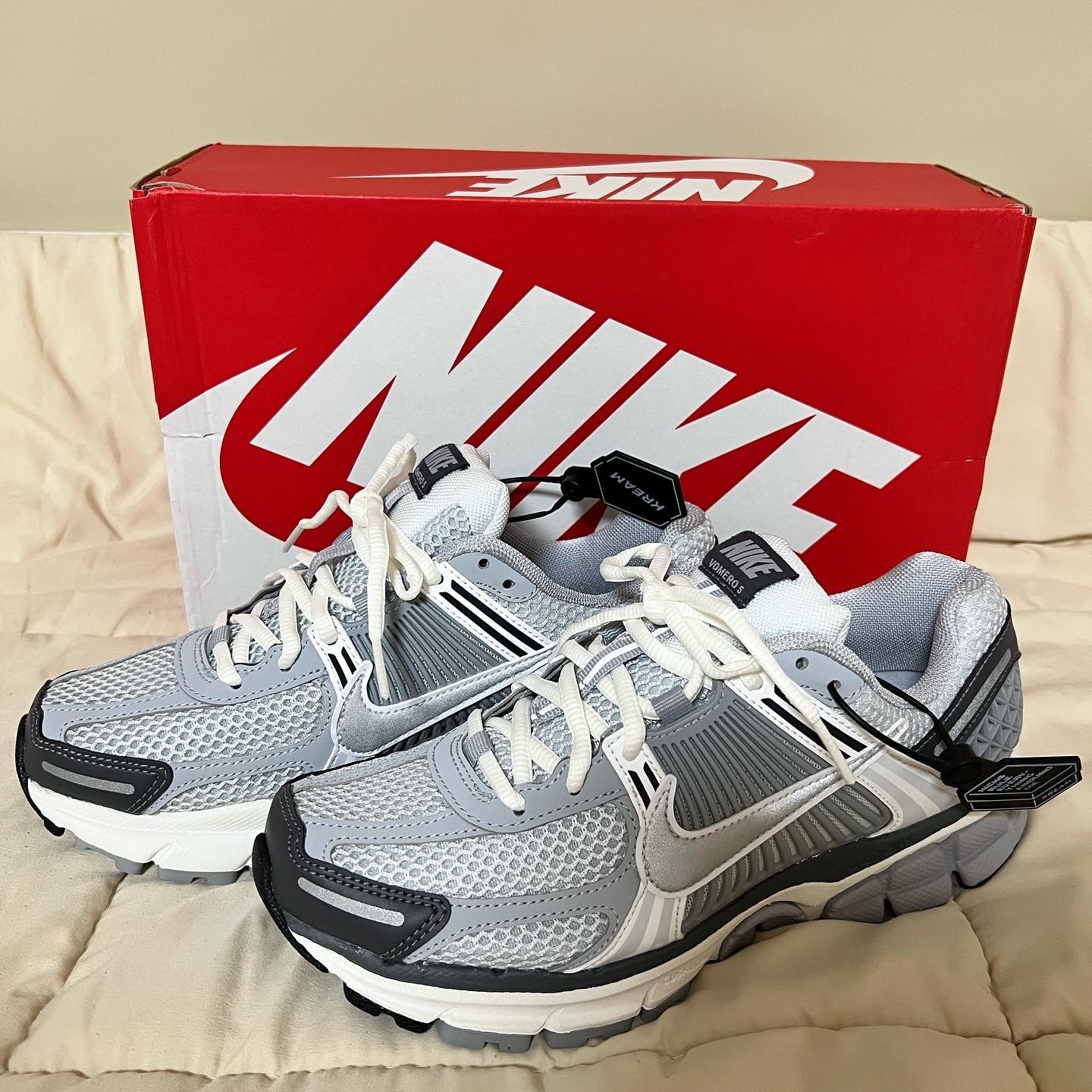 (W) Nike Zoom Vomero 5 Pure Platinum Metallic Silver 착용 스타일