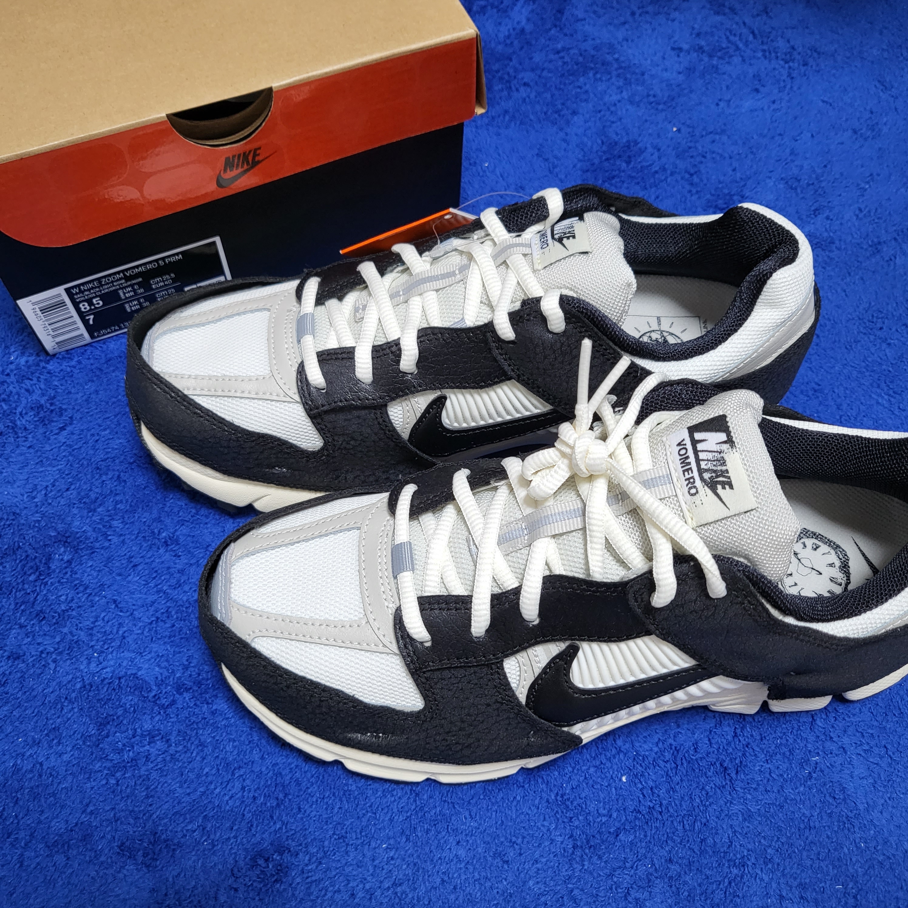 (W) Nike Zoom Vomero 5 Wolf Grey and Black 착용 스타일 - 1