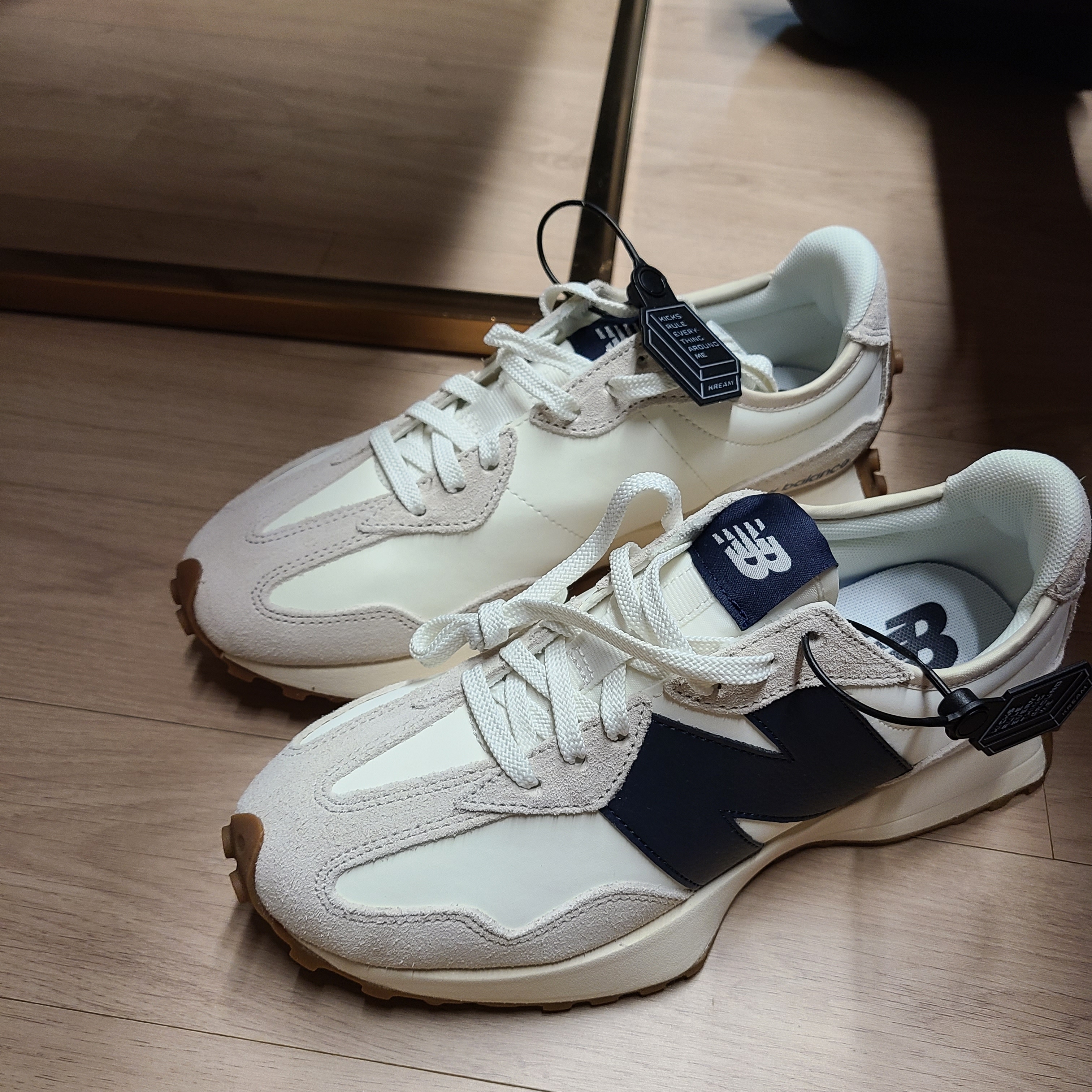 (W) New Balance 327 Beige Gum 착용 스타일