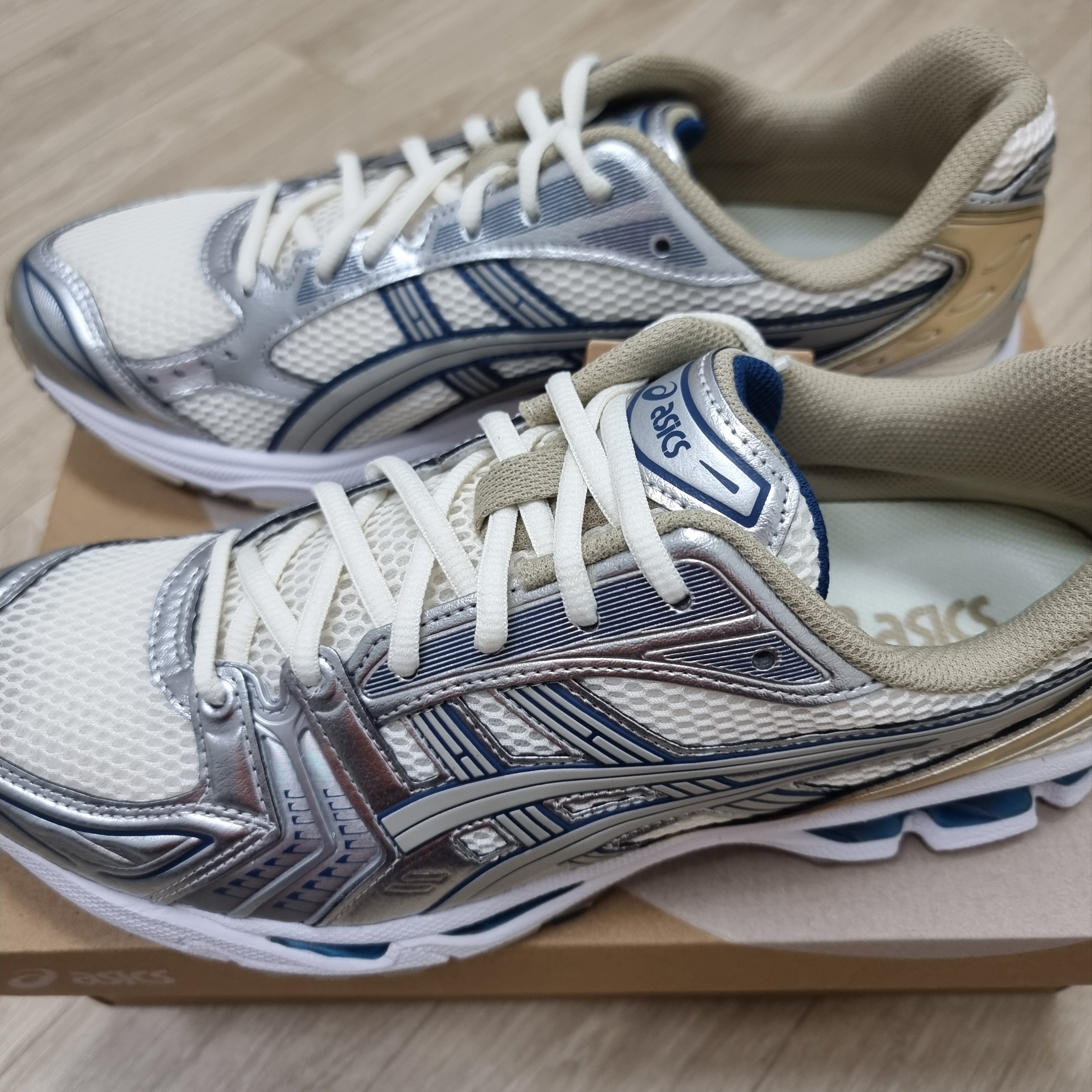 Asics Gel-Kayano 14 Cream Pure Silver 착용 스타일 - 3