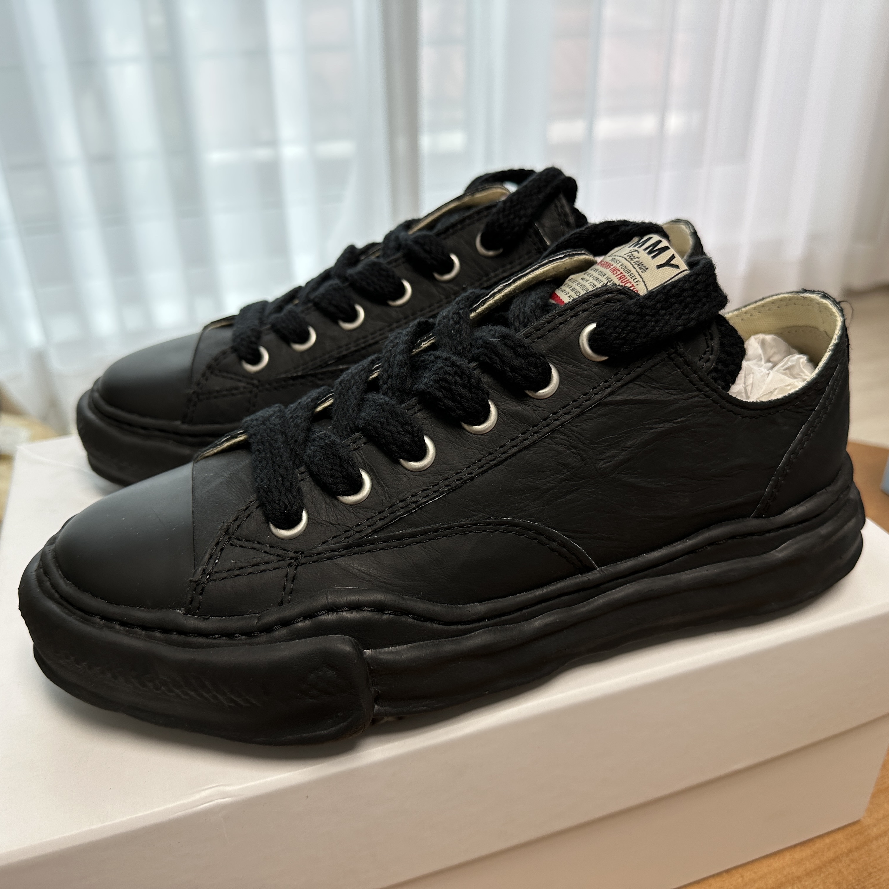 Maison Mihara Yasuhiro Peterson OG Sole PL Leather Low-top Sneakers Black Black 착용 스타일 - 1