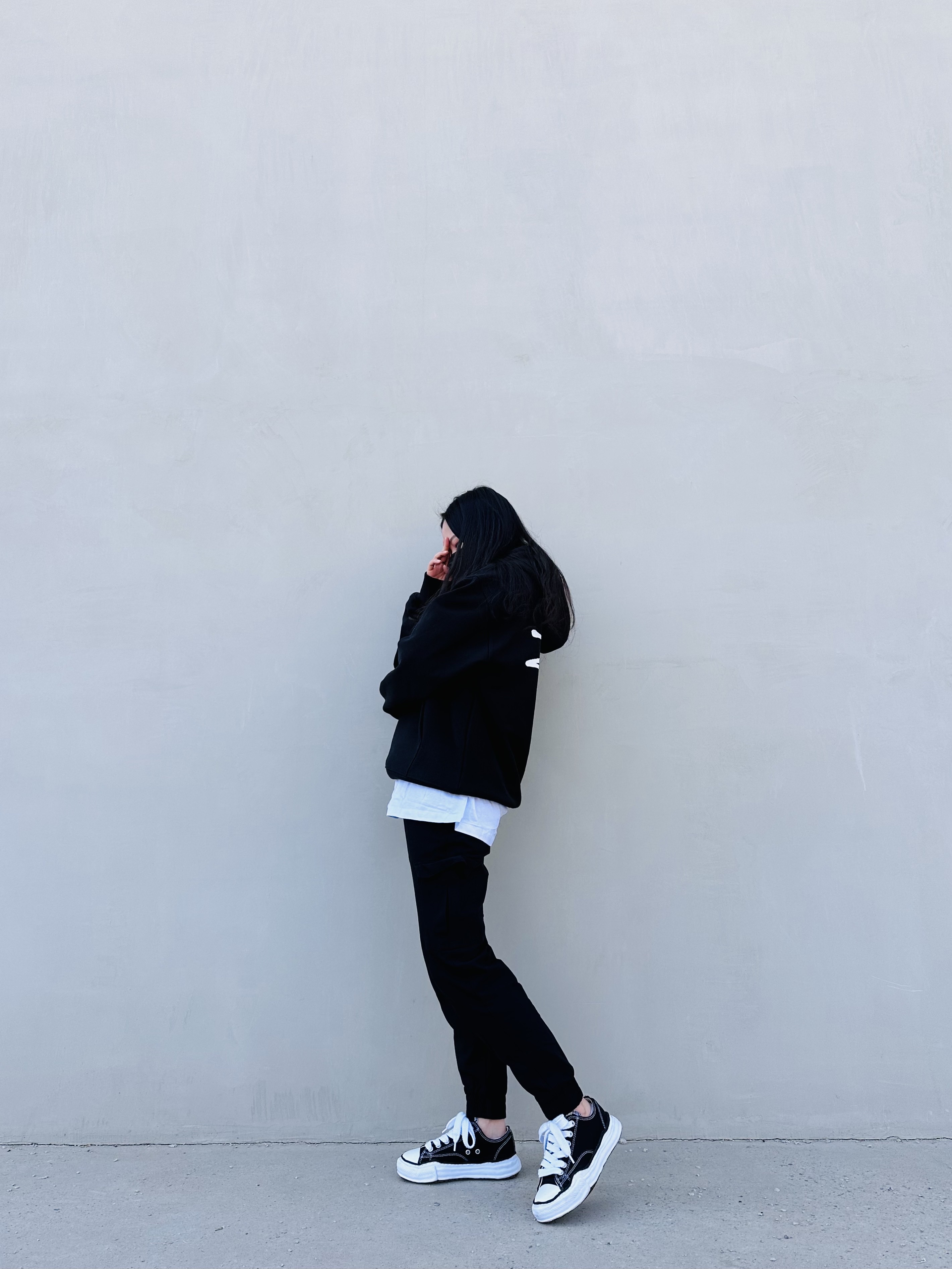 Stussy Basic Stussy Hoodie Black 2023, Maison Mihara Yasuhiro Peterson OG Sole Canvas Low Sneakers Black 착용 스타일