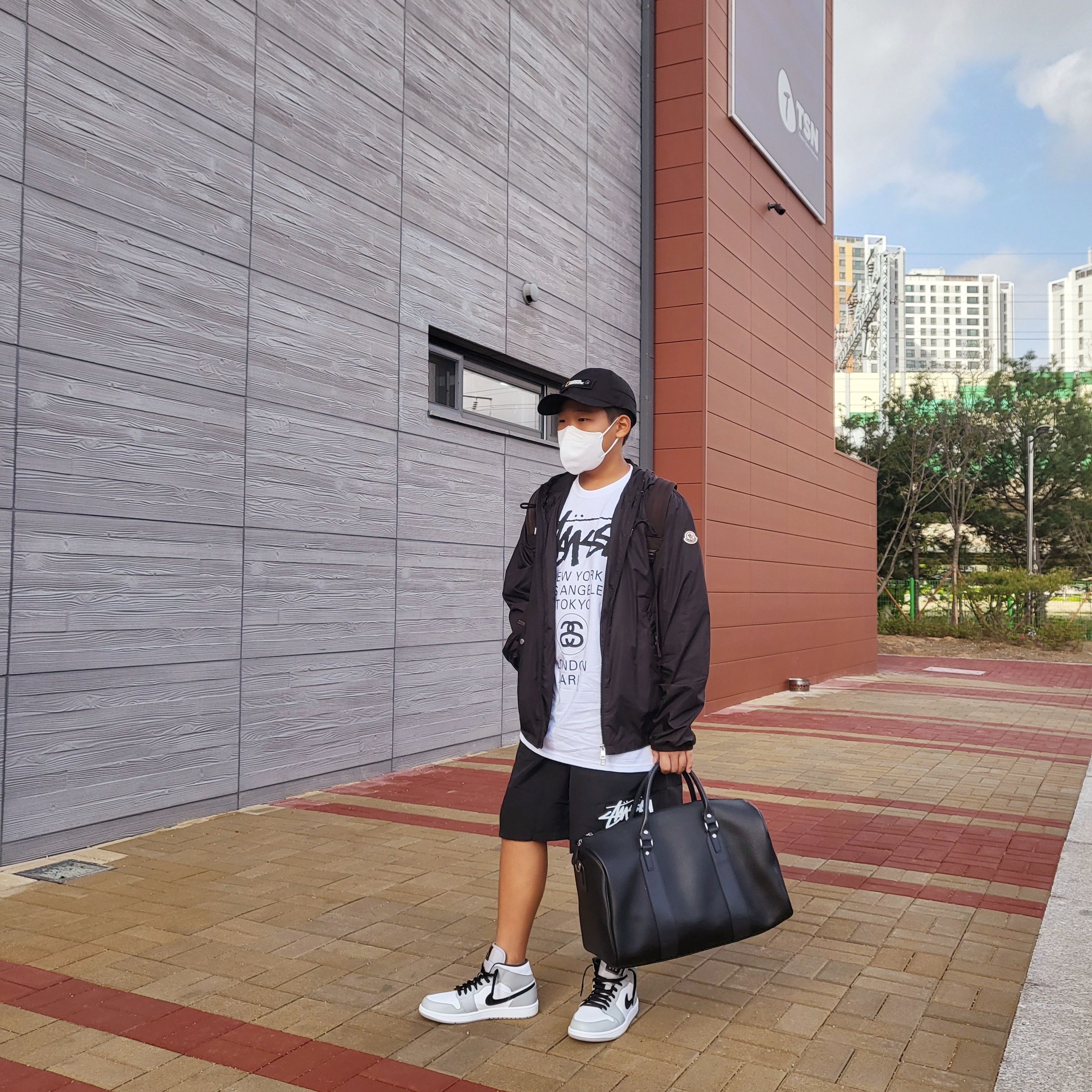 Jordan 1 Mid Light Smoke Grey, Stussy Big Stock Water Shorts Black 착용 스타일 - 2