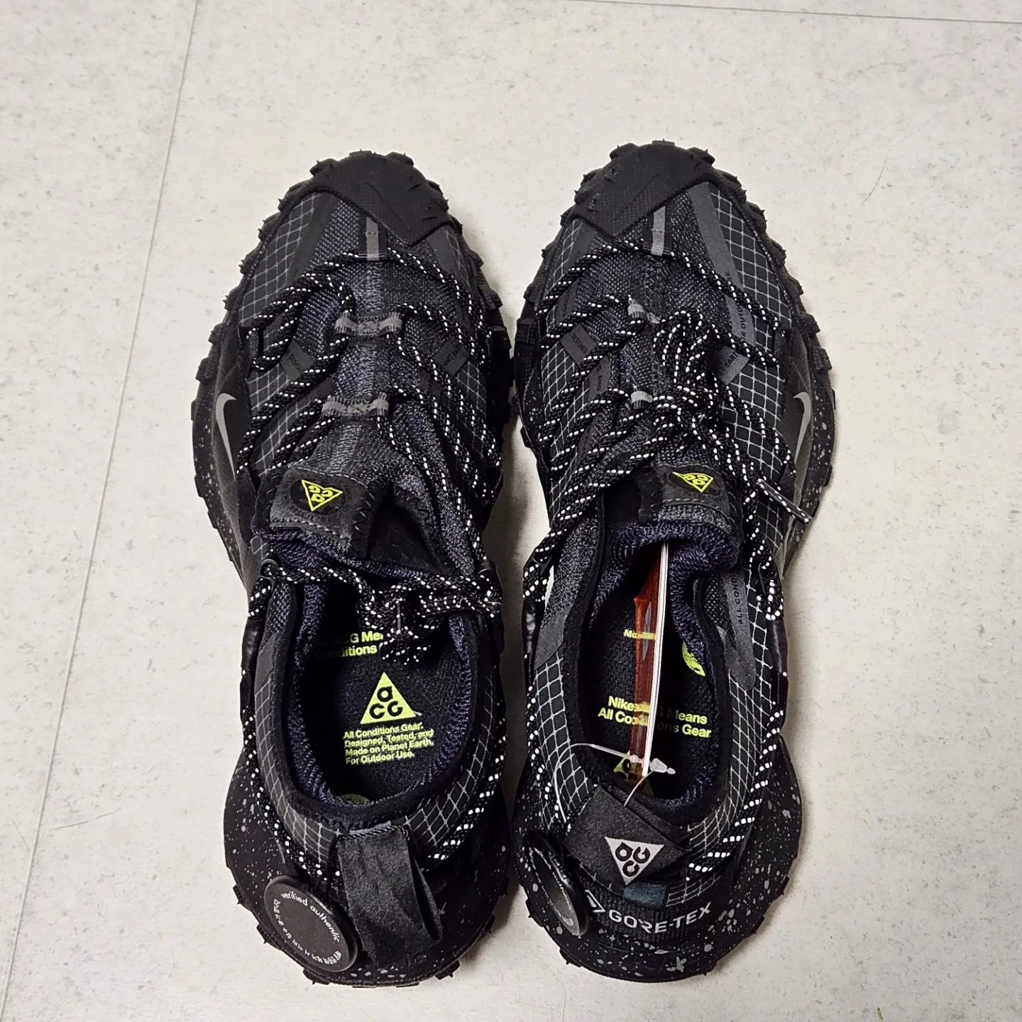 Nike ACG Mountain Fly Low Gore-Tex SE Dark Smoke Grey 착용 스타일 - 4