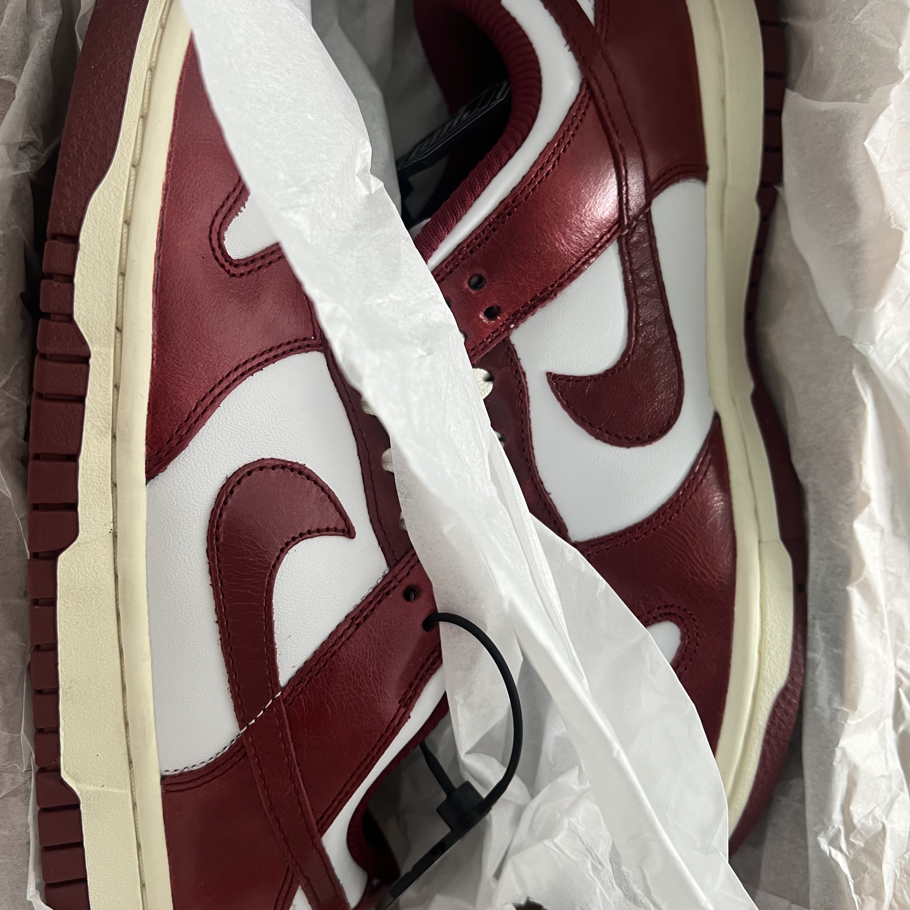 (W) Nike Dunk Low Retro PRM Team Red and White 착용 스타일