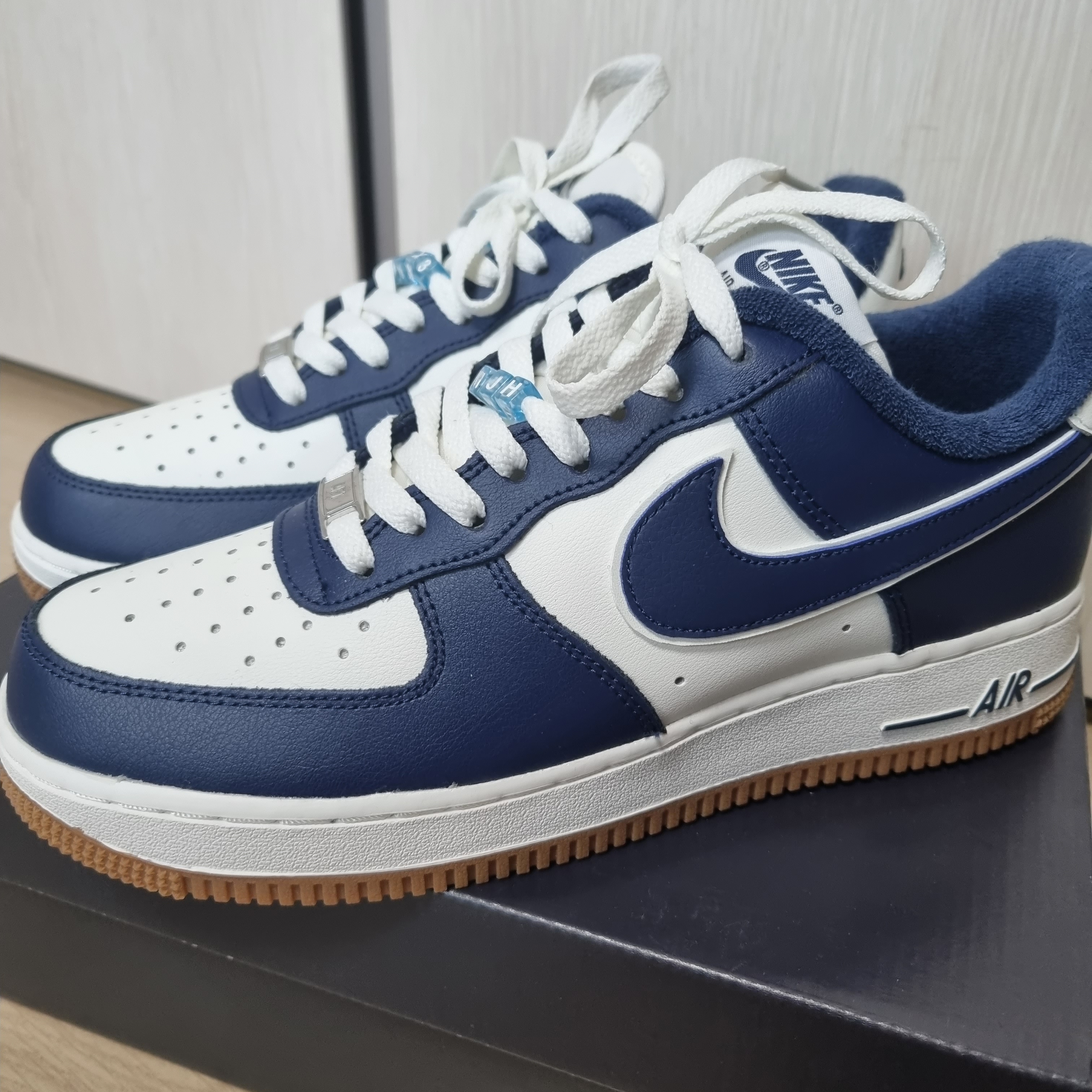 Nike Air Force 1 '07 LV8 Midnight Navy 착용 스타일 - 2
