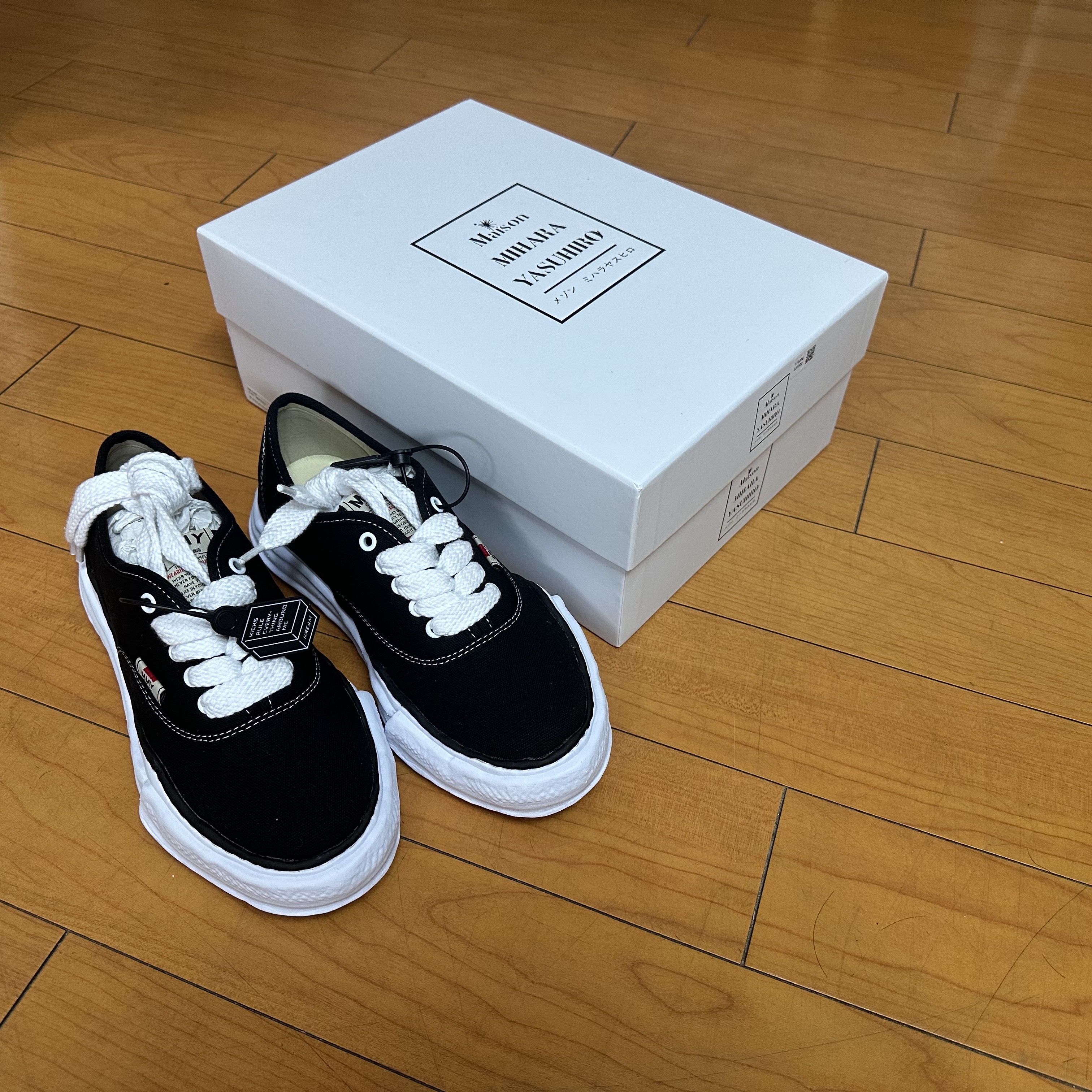 Maison Mihara Yasuhiro Baker OG Sole Canvas Low Cut Sneakers Black 착용 스타일