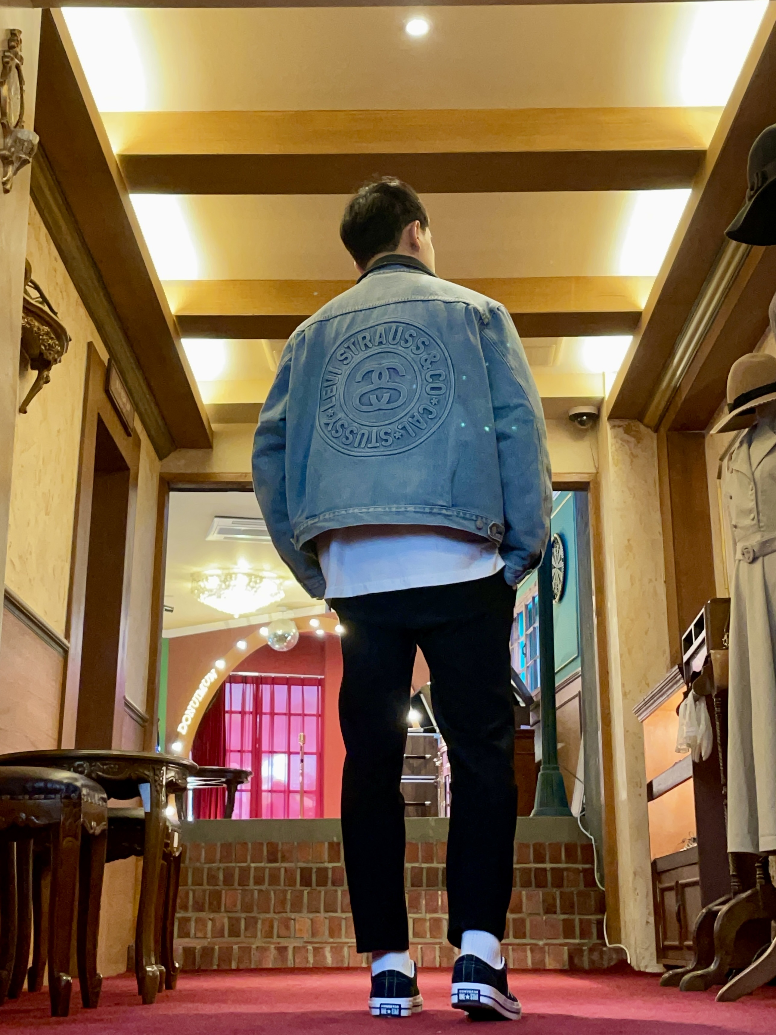 Stussy x Levi's Embossed Trucker Jacket Indigo, Converse x Stussy One Star Ox Black 착용 스타일