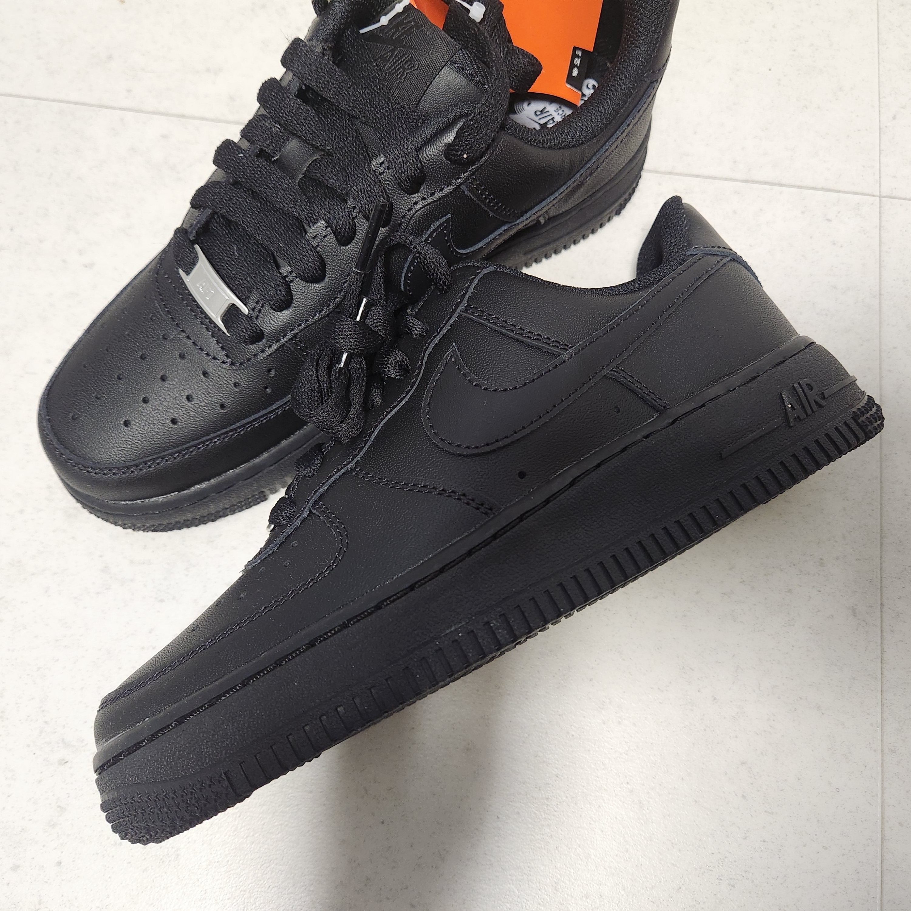 (W) Nike Air Force 1 '07 Low Triple Black 착용 스타일 - 3