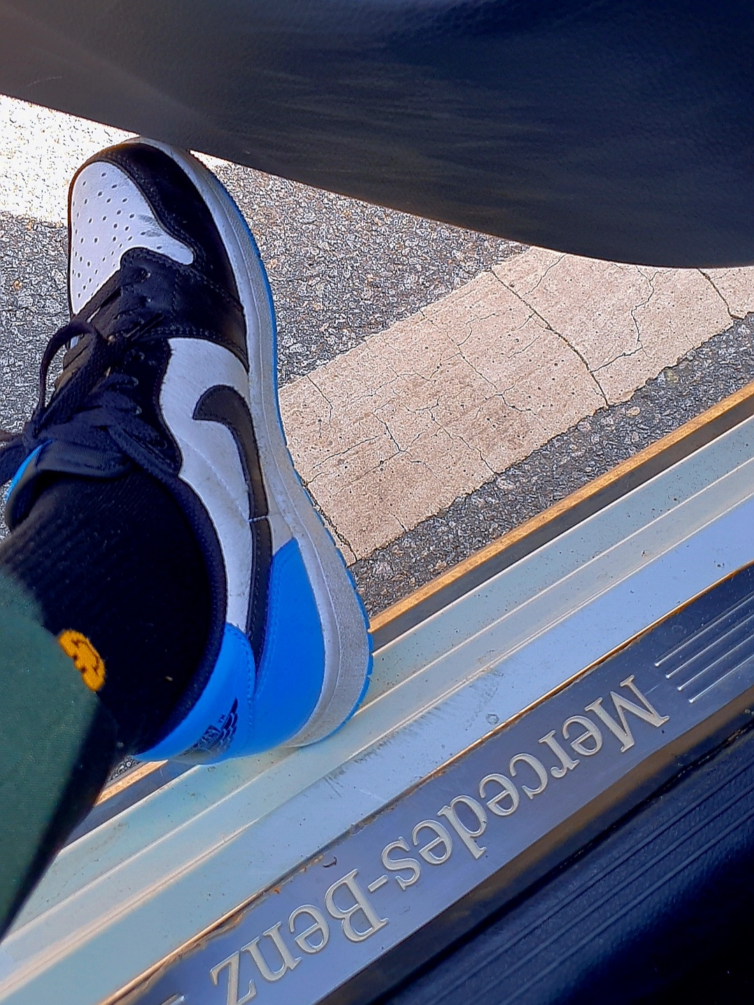 Jordan 1 Retro Low OG Black and Dark Powder Blue 착용 스타일