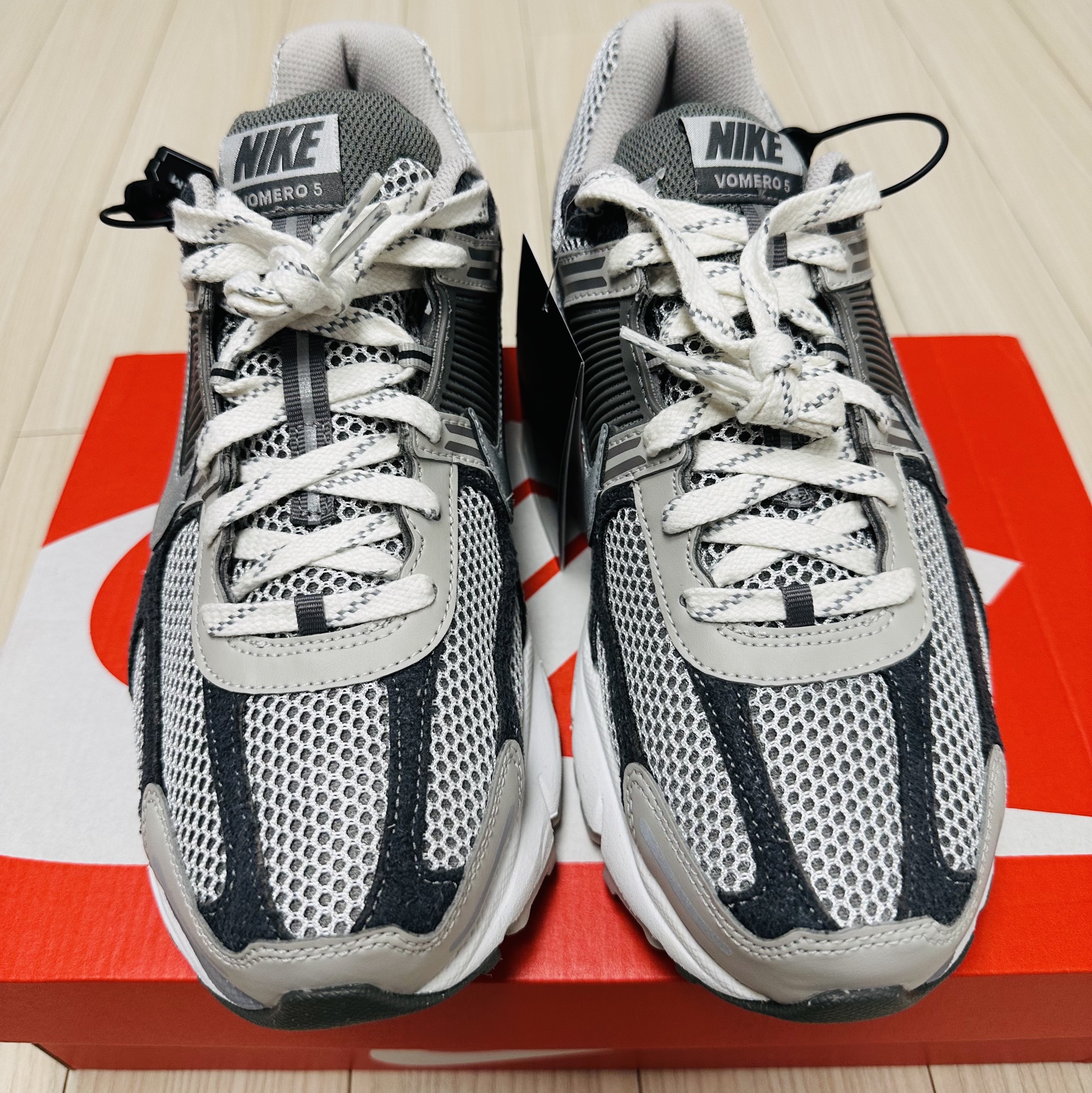 Nike Zoom Vomero 5 PRM Light Iron Ore and Flat Fewter 착용 스타일 - 3