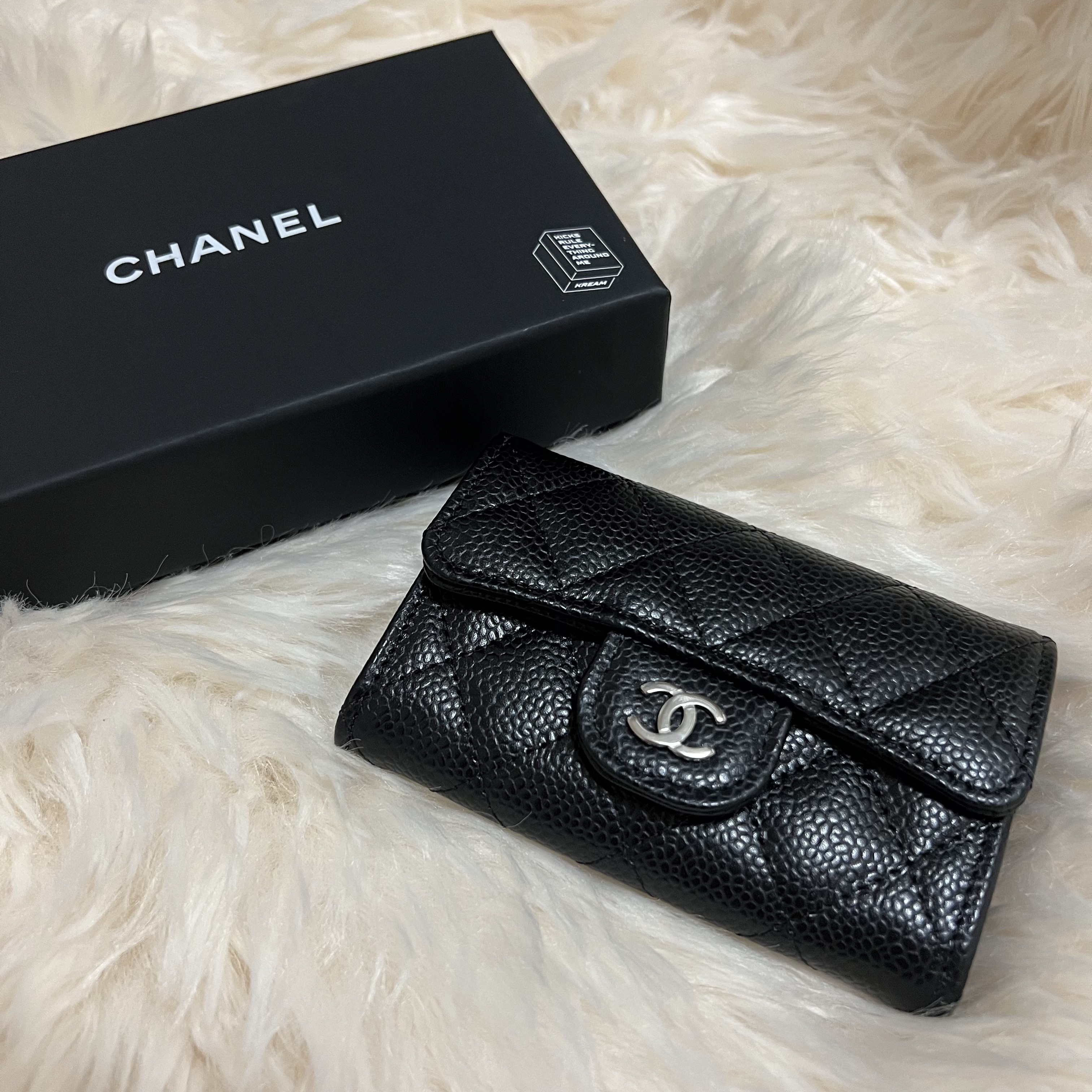 Chanel Classic Card Holder Grained Calfskin & Silver Black 착용 스타일 - 2