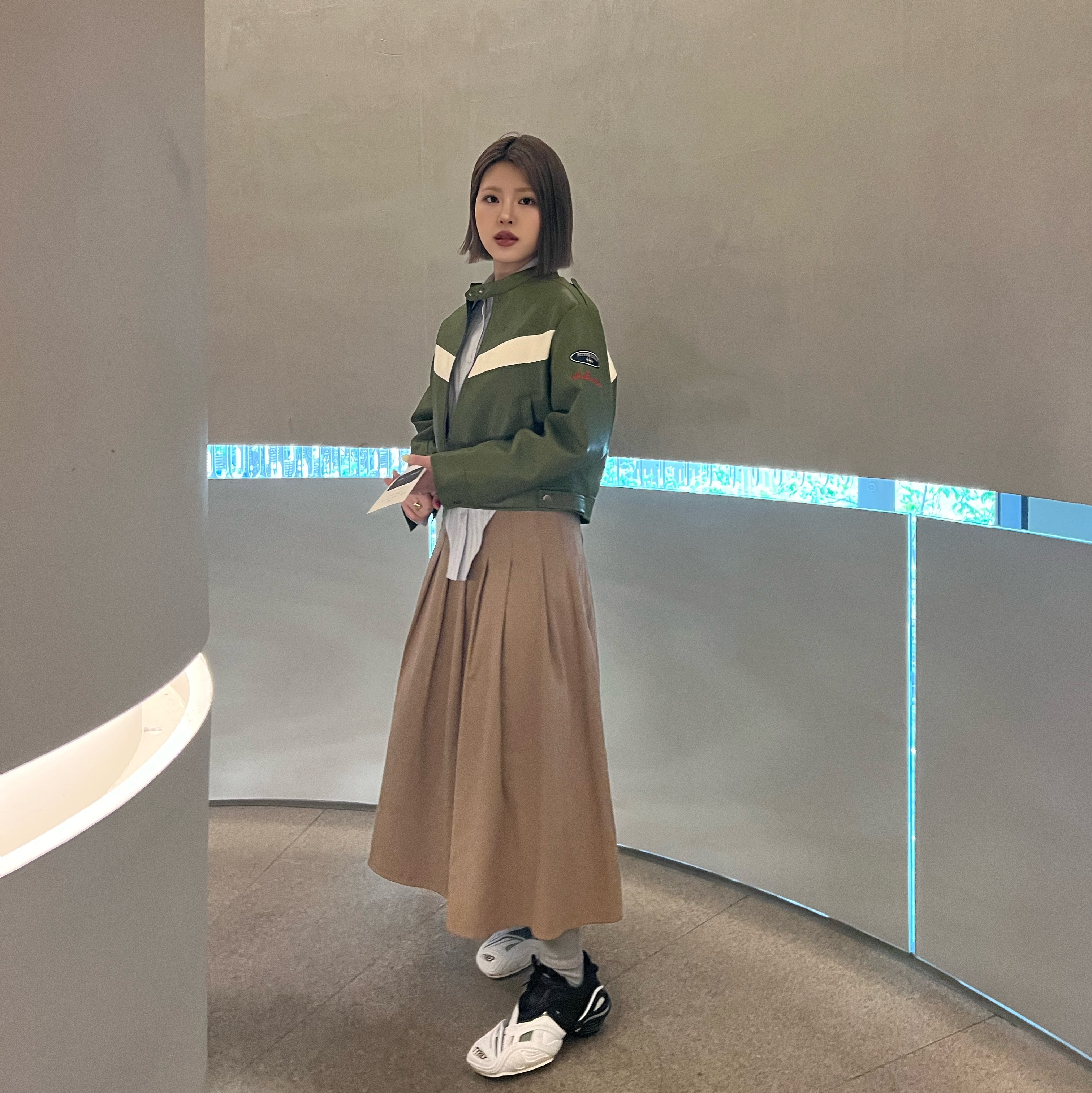 (W) Balenciaga Tyrex Sneakers Black White 착용 스타일 - 1