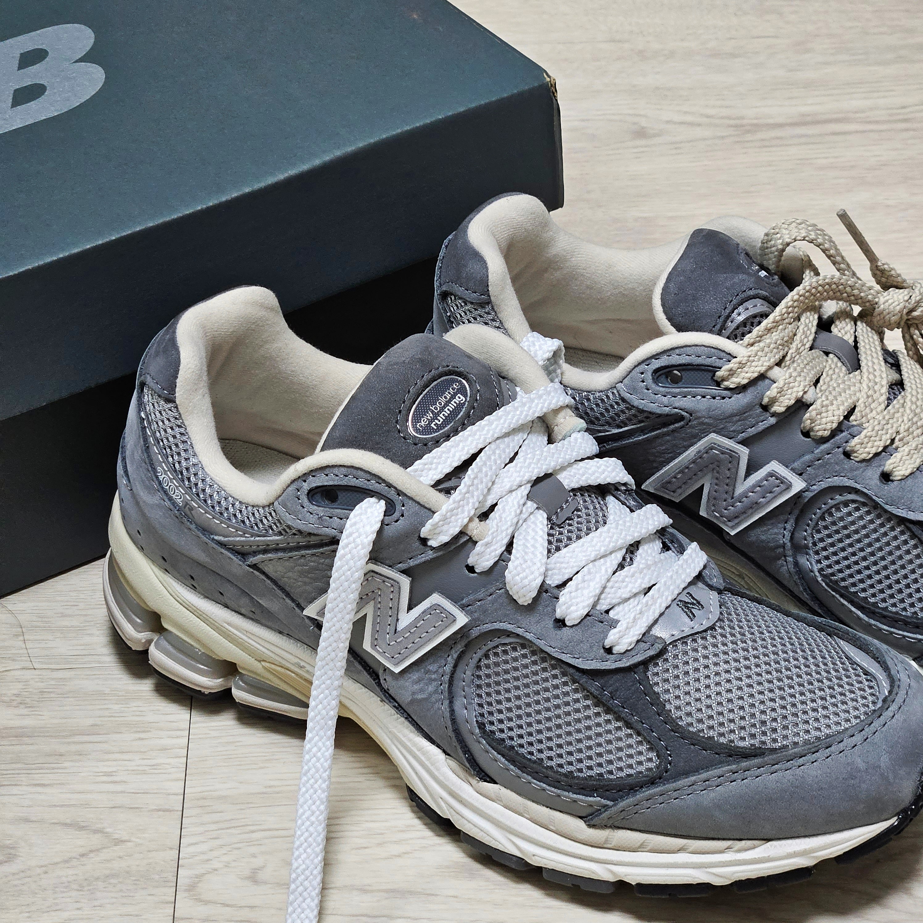 New Balance 2002R Premium Vintage Grey 착용 스타일