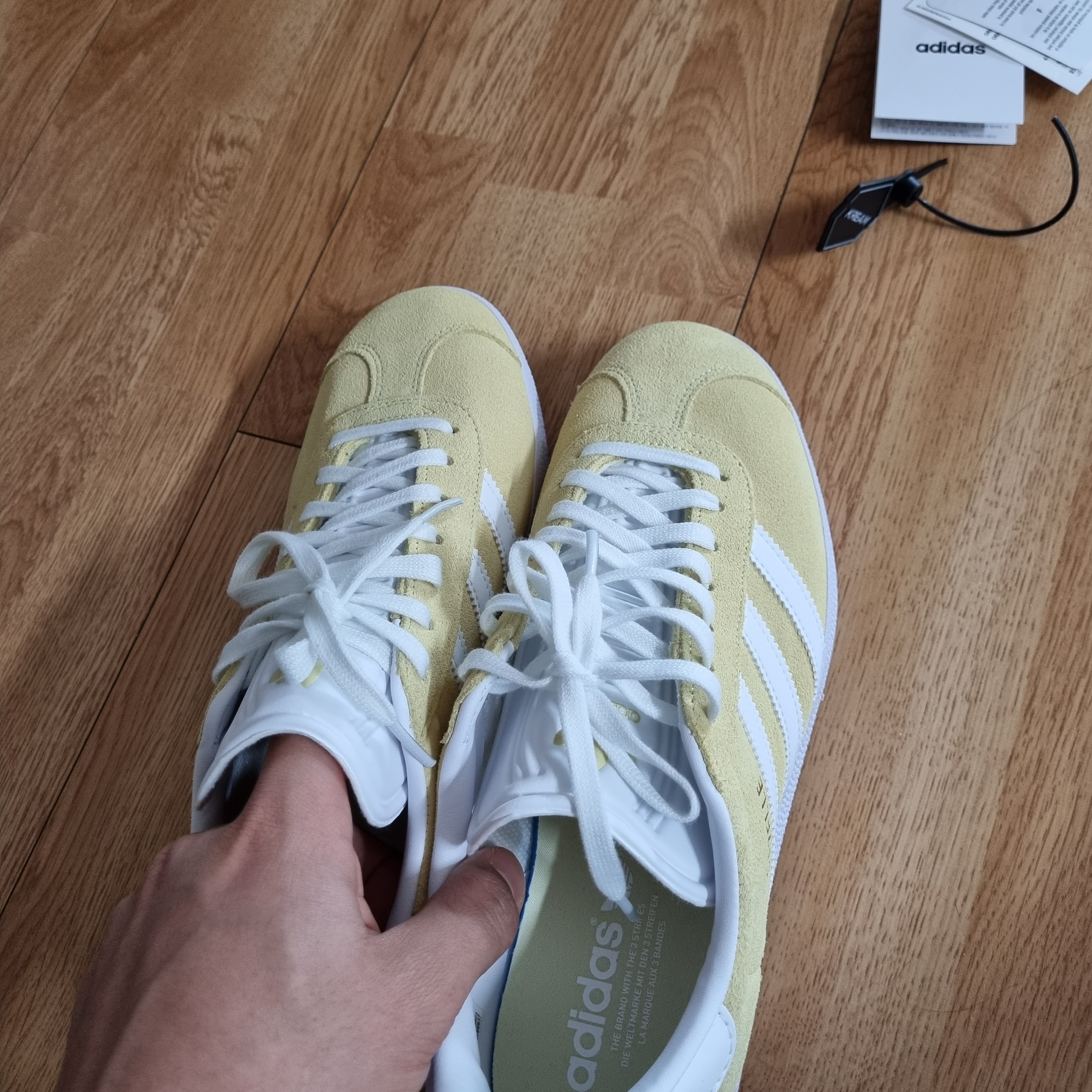 Adidas Gazelle Almost Yellow 착용 스타일