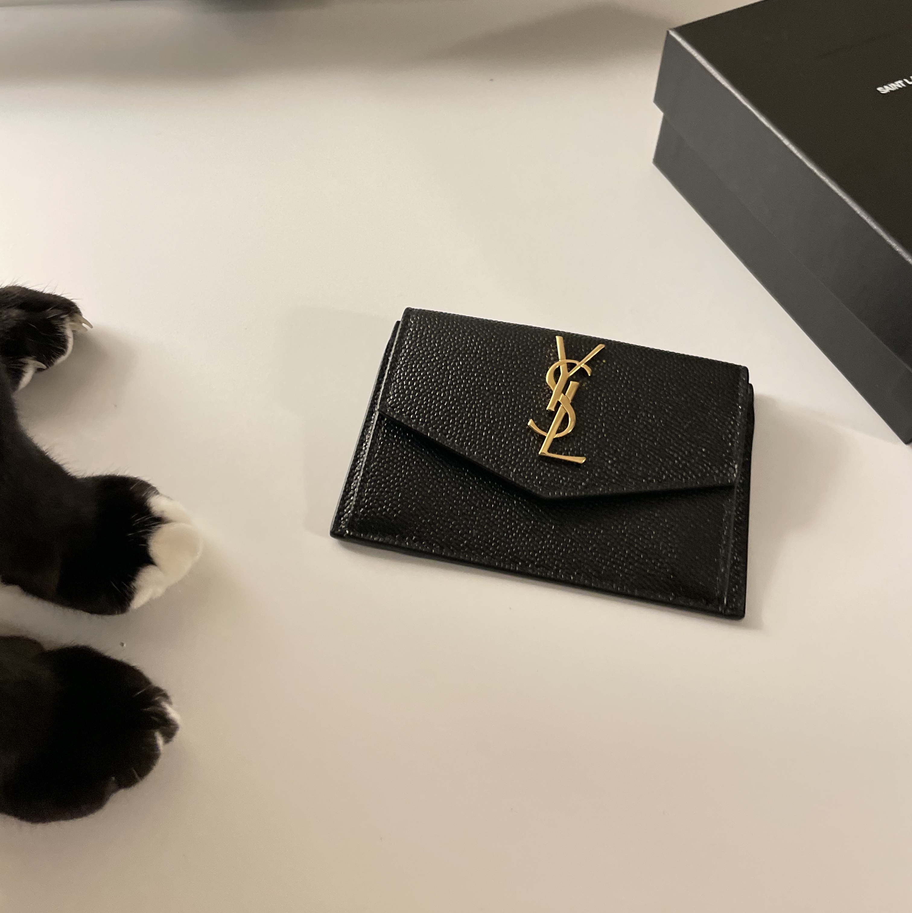 Saint Laurent Gold Monogram Uptown Card Case in Grain de Poudre Embossed Leather Black 착용 스타일