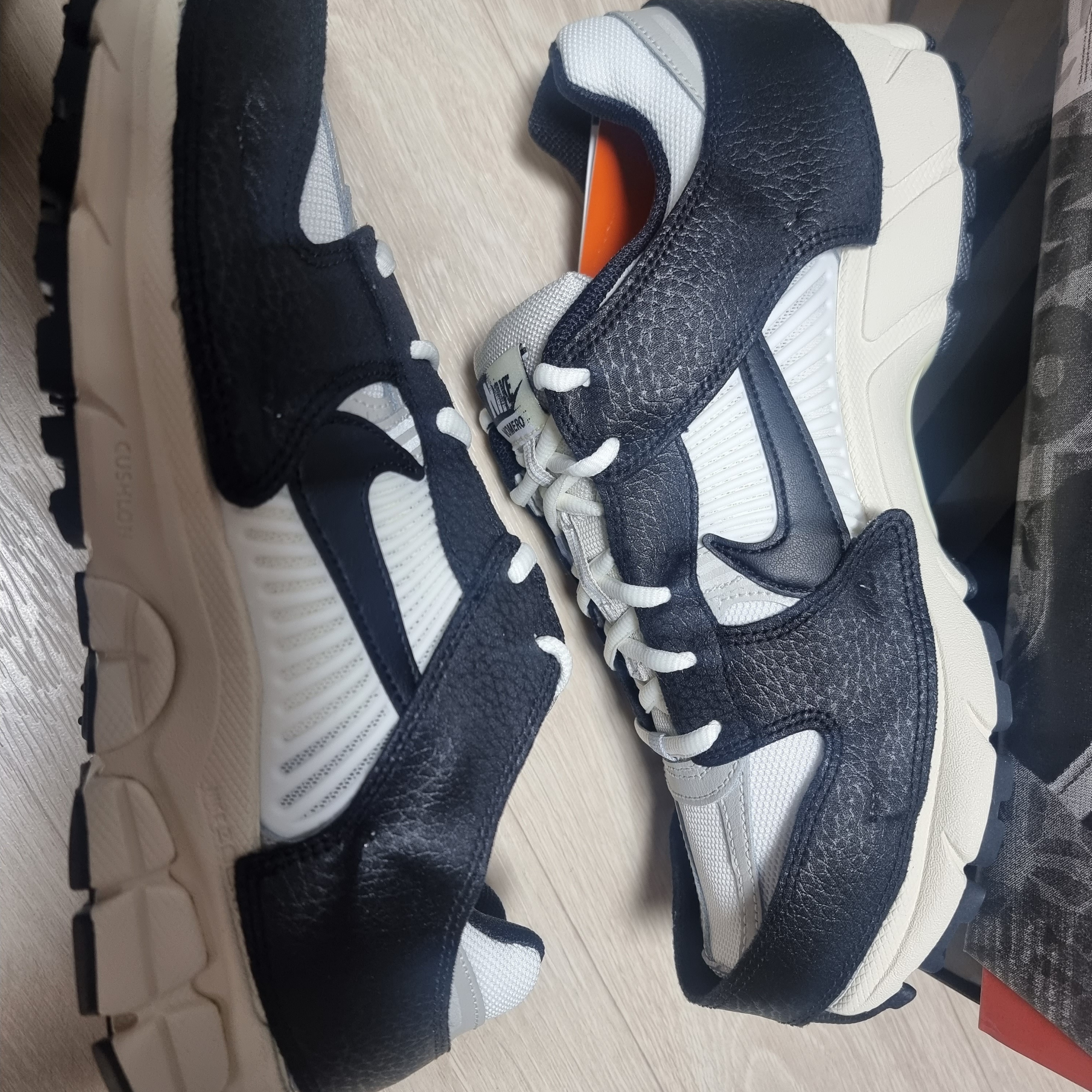 (W) Nike Zoom Vomero 5 Wolf Grey and Black 착용 스타일 - 4