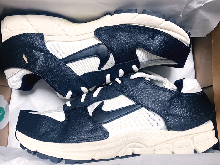 (W) Nike Zoom Vomero 5 Wolf Grey and Black 착용 스타일 - 1