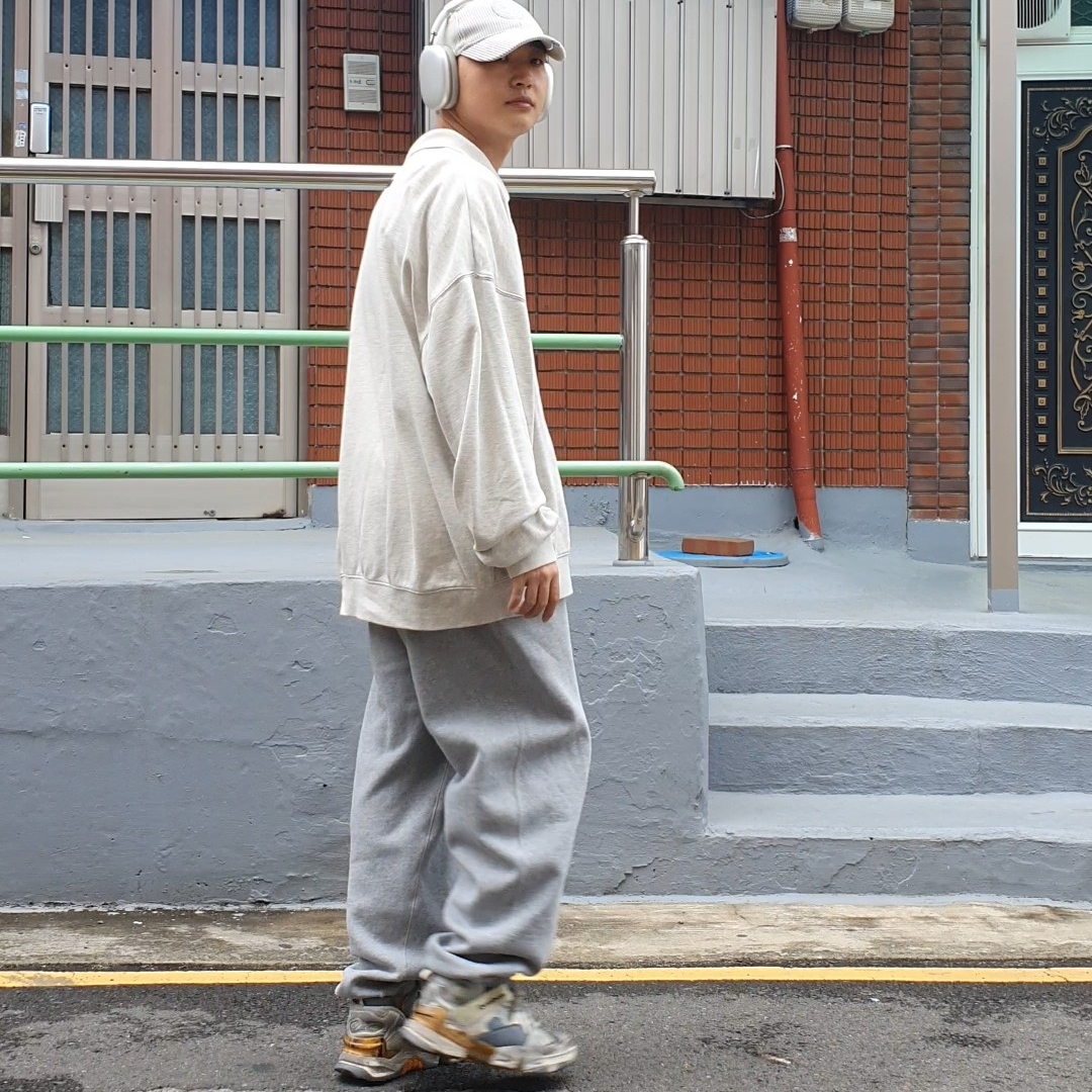 Apple AirPods Max Lightning Silver (Korean Ver.), Reebok x Vetements Genetically Modified Pump Dirty Grey Yellow 착용 스타일 - 1