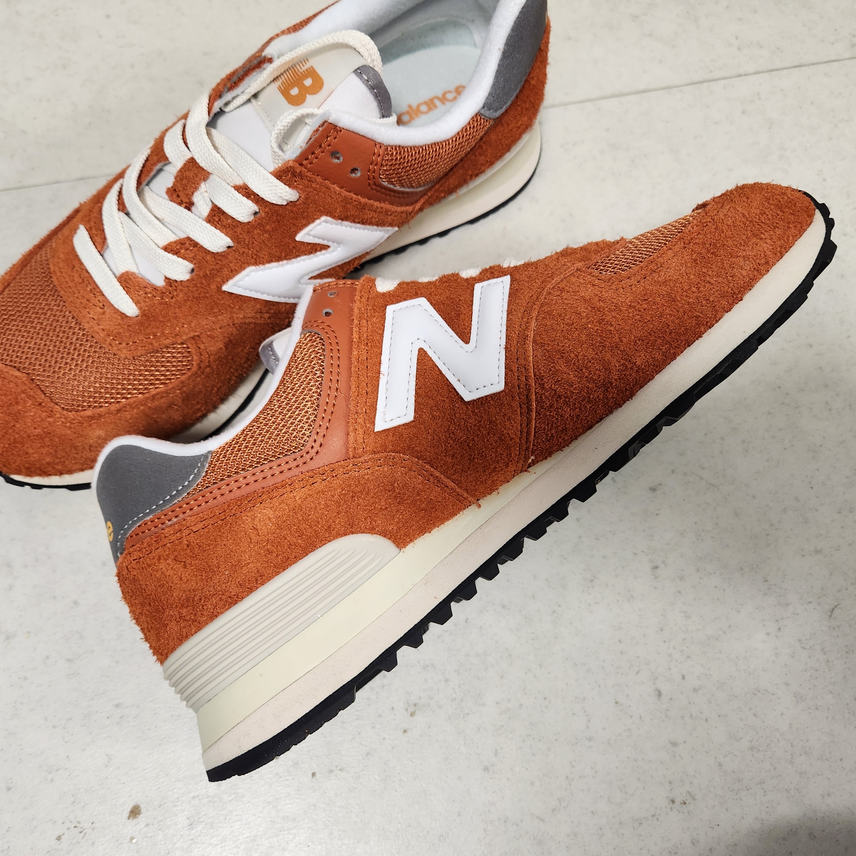 New Balance 574 Heritage Orange Burst White 착용 스타일 - 4