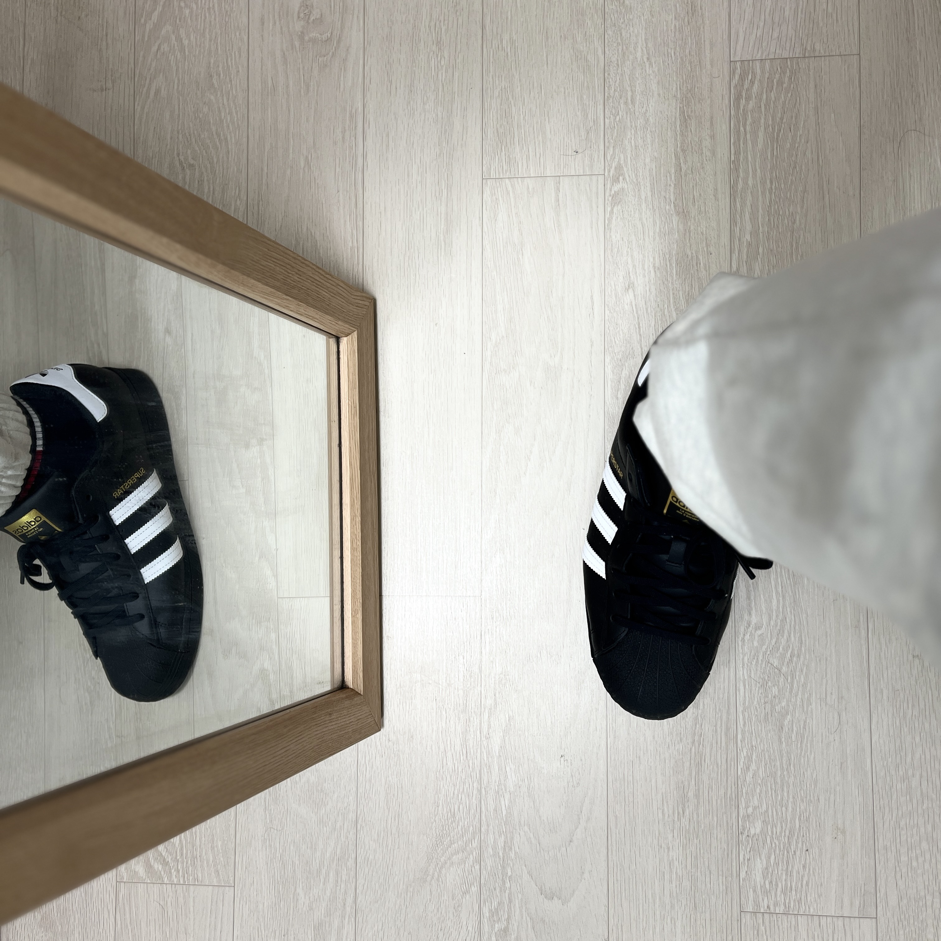 Adidas Superstar Core Black White 착용 스타일 - 2