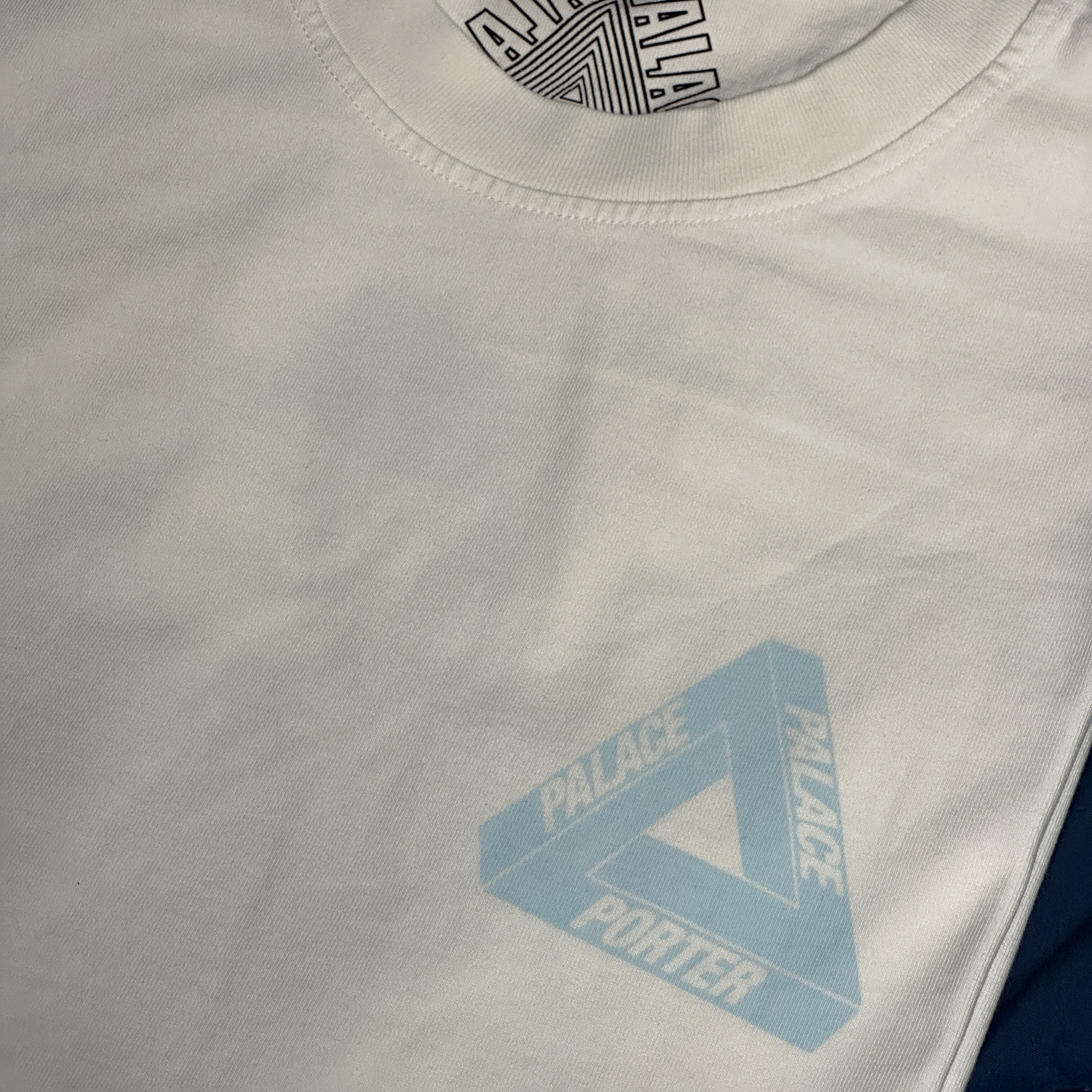 Palace x Porter Tri-Ferg Bell Boy T-Shirt White 착용 스타일 - 2