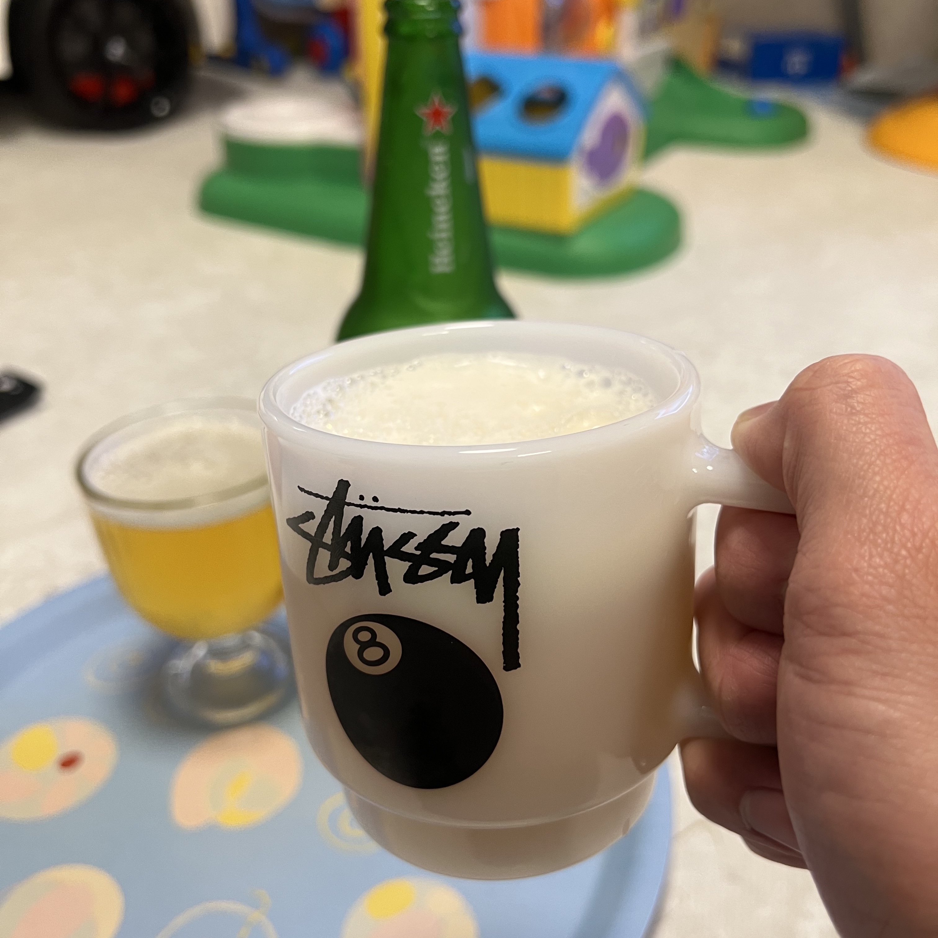 Stussy 8 Ball Milk Glass Stacking Mug White 착용 스타일 - 1
