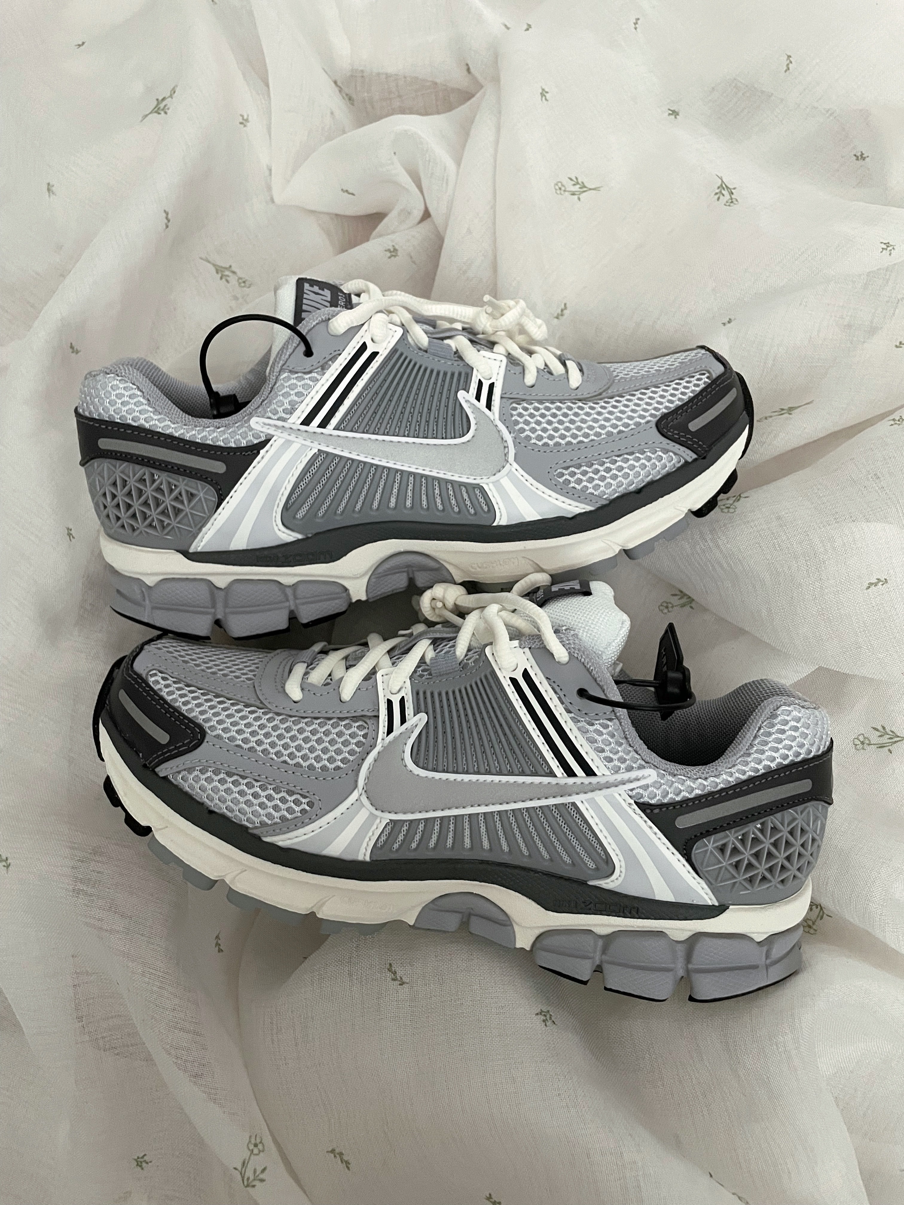 (W) Nike Zoom Vomero 5 Pure Platinum Metallic Silver, (W) Nike Zoom Vomero 5 Photon Dust and Metallic Silver 착용 스타일 - 1
