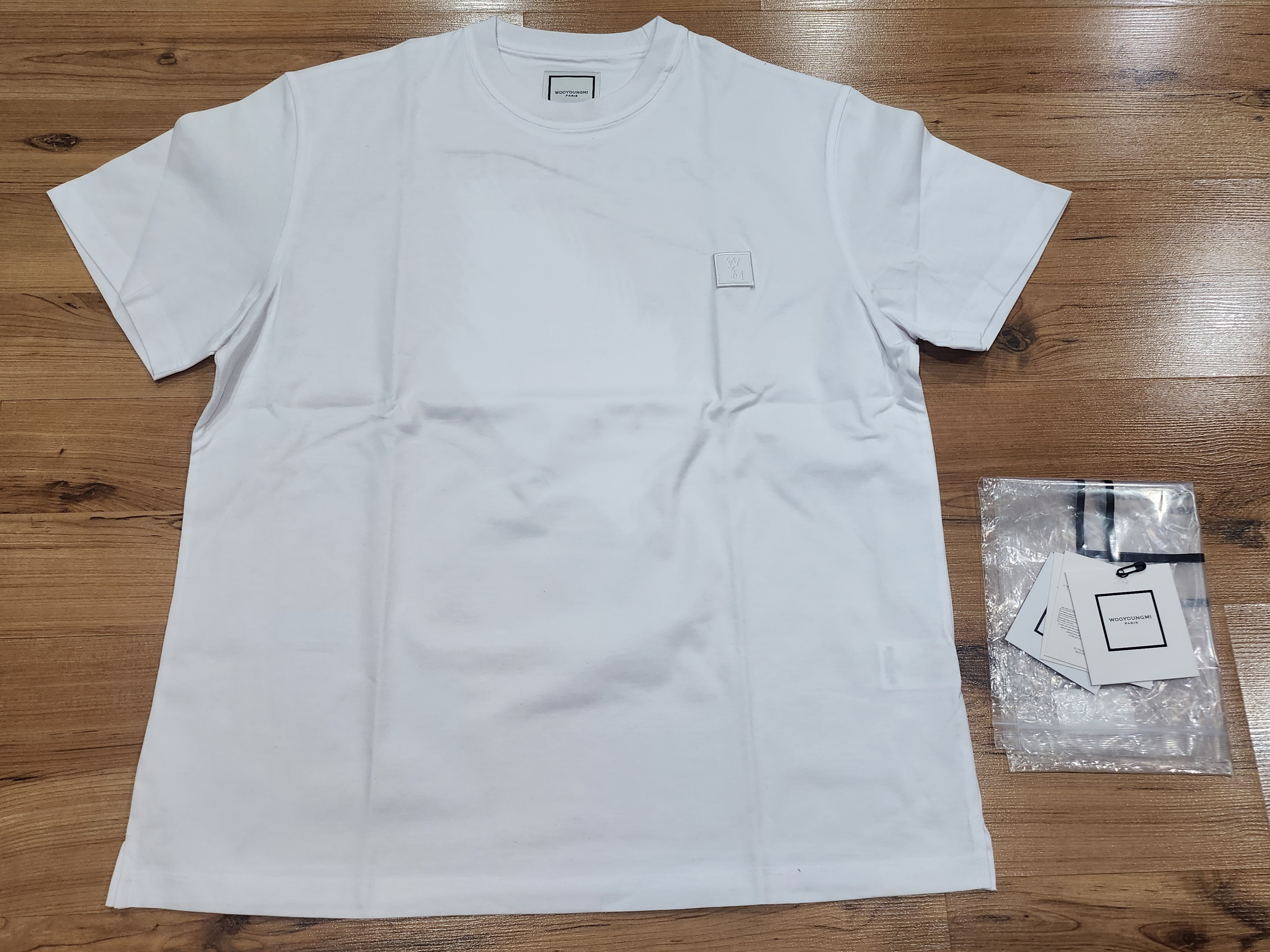 Wooyoungmi Feather Back Logo T-Shirt White - 23SS 착용 스타일 - 1