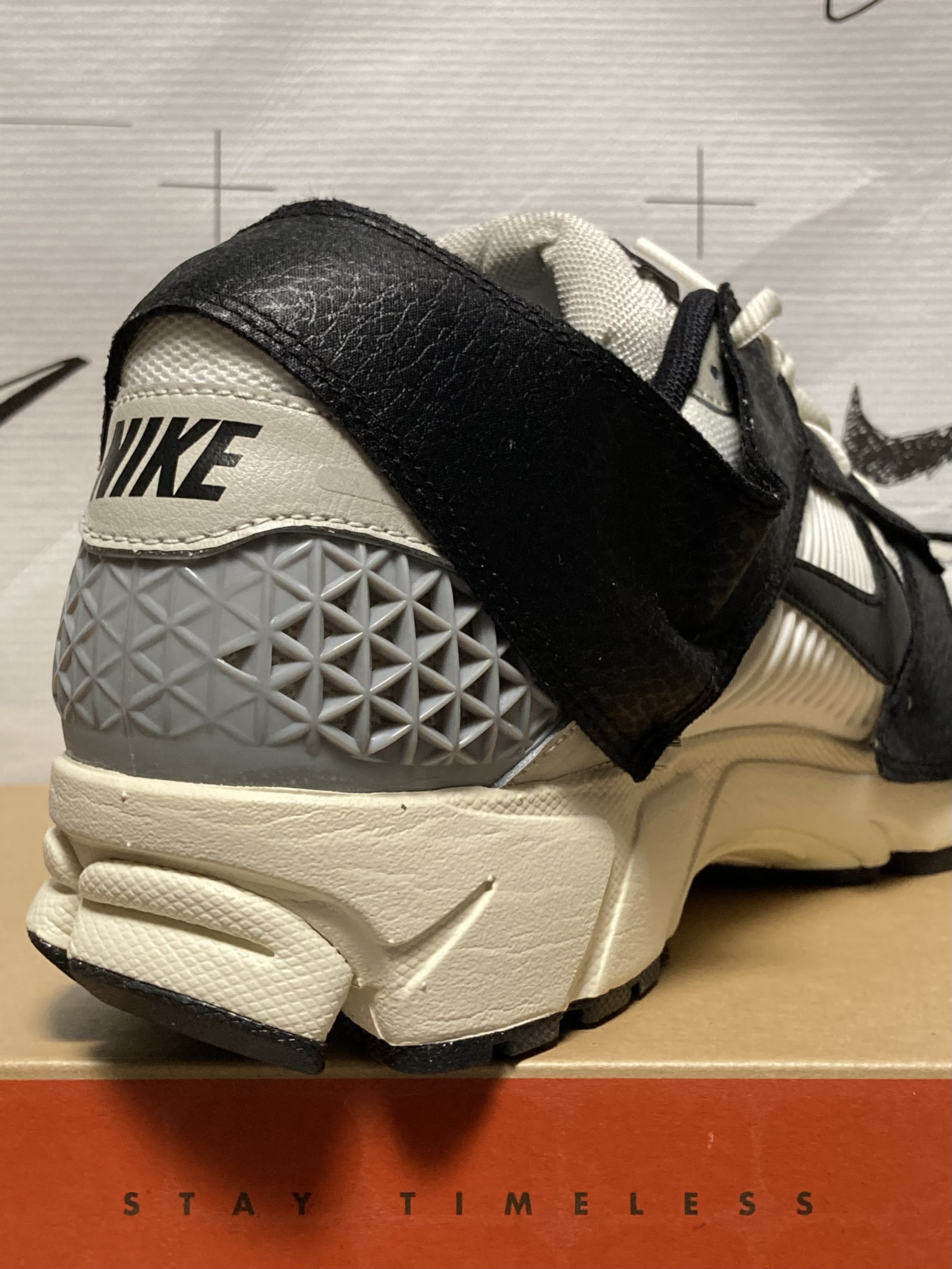 (W) Nike Zoom Vomero 5 Wolf Grey and Black 착용 스타일 - 5