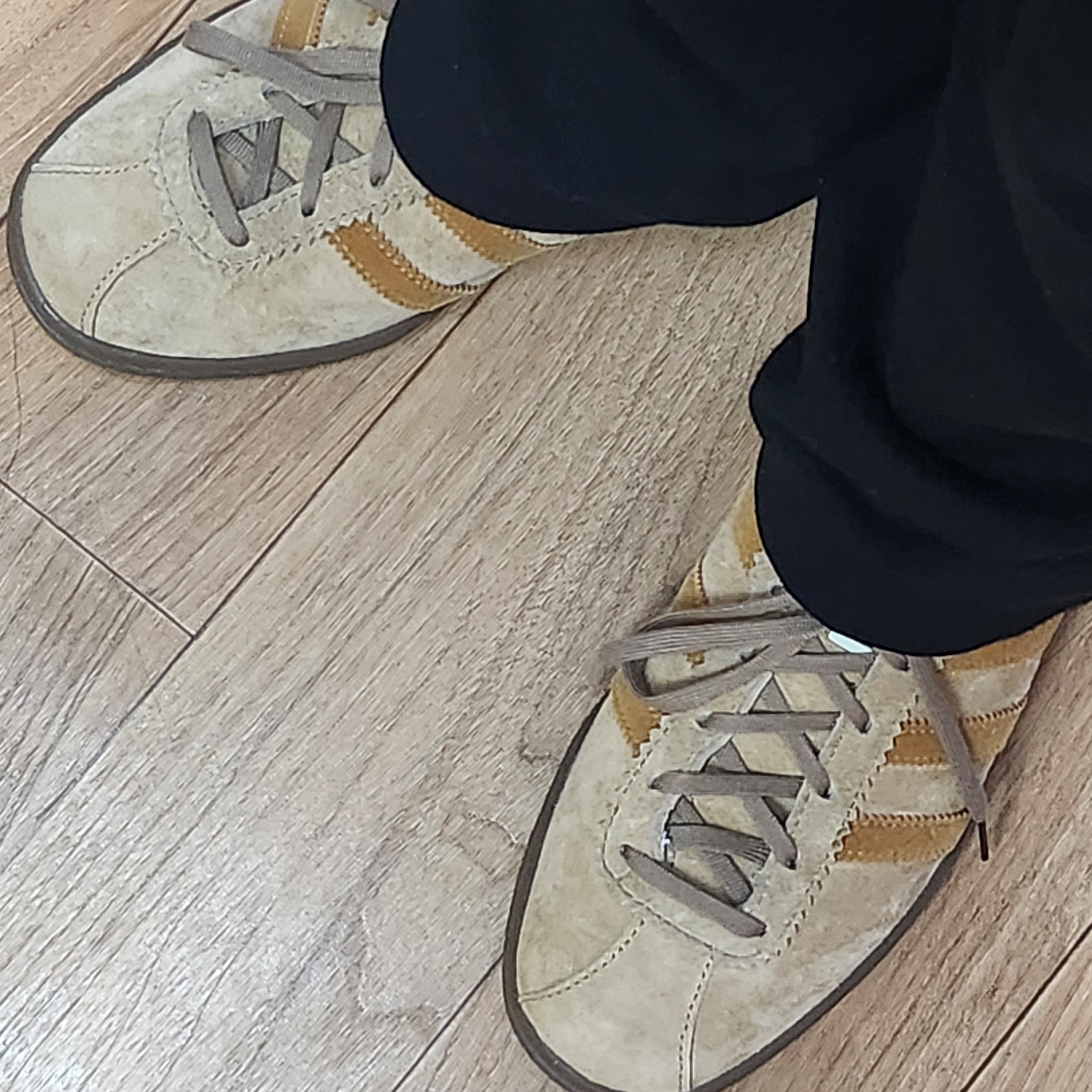 Adidas Tobacco Pantone Mesa 착용 스타일