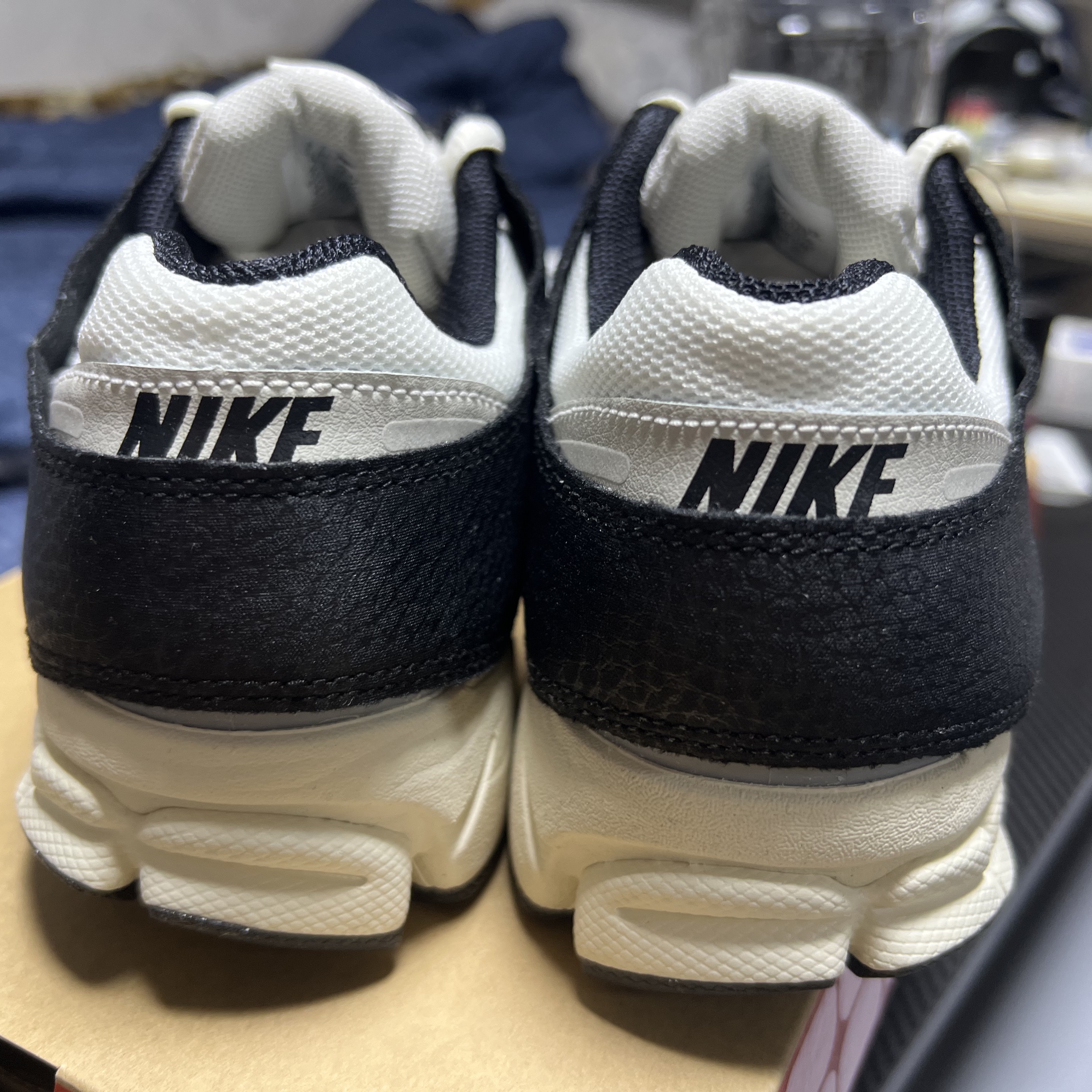 (W) Nike Zoom Vomero 5 Wolf Grey and Black 착용 스타일 - 3