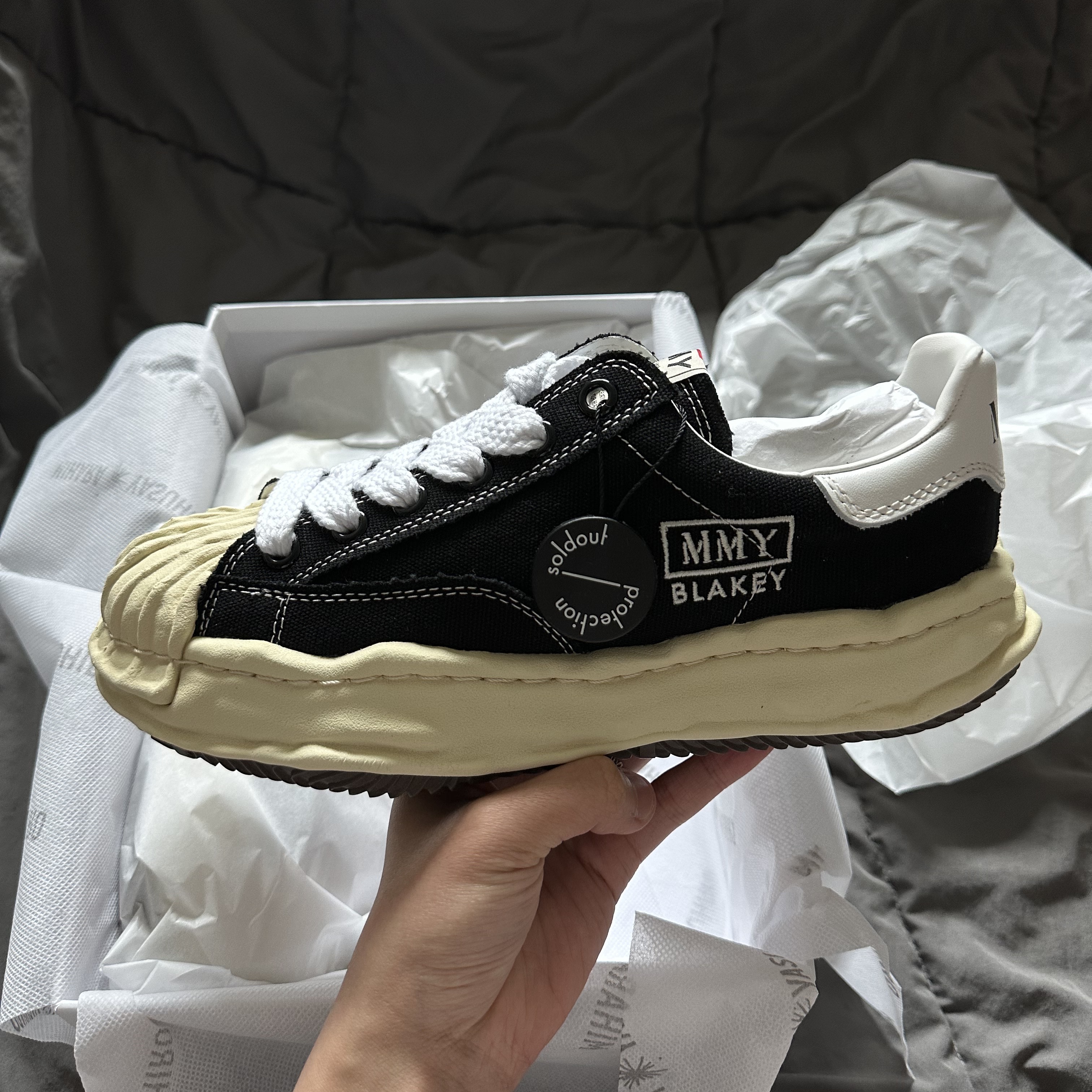 Maison Mihara Yasuhiro Blakey VL OG Sole Canvas Low-top Sneakers Black, Maison Mihara Yasuhiro Blakey OG Sole Canvas Low-top Sneakers Black White 착용 스타일 - 2