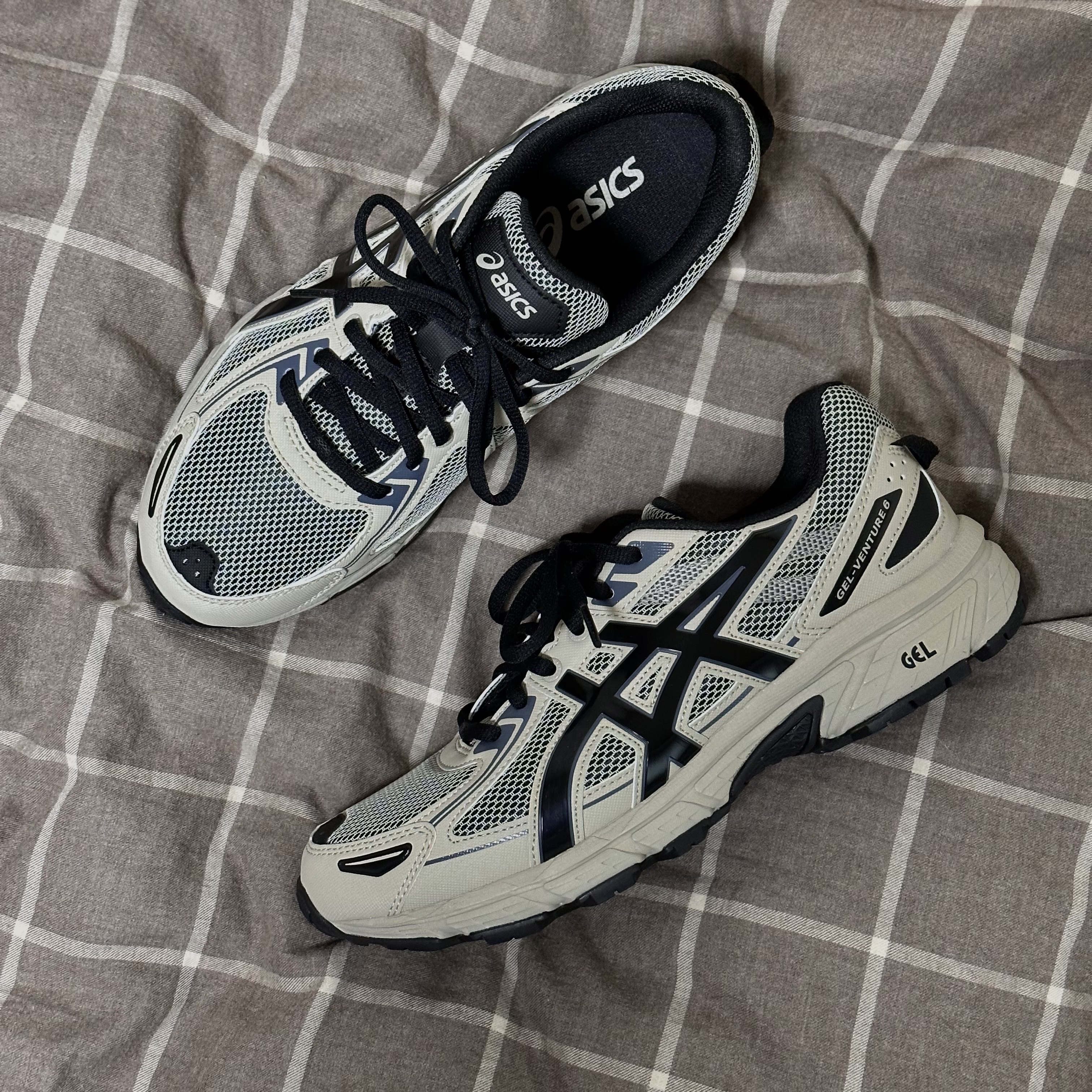 Asics Gel-Venture 6 Feather Grey Black 착용 스타일 - 2