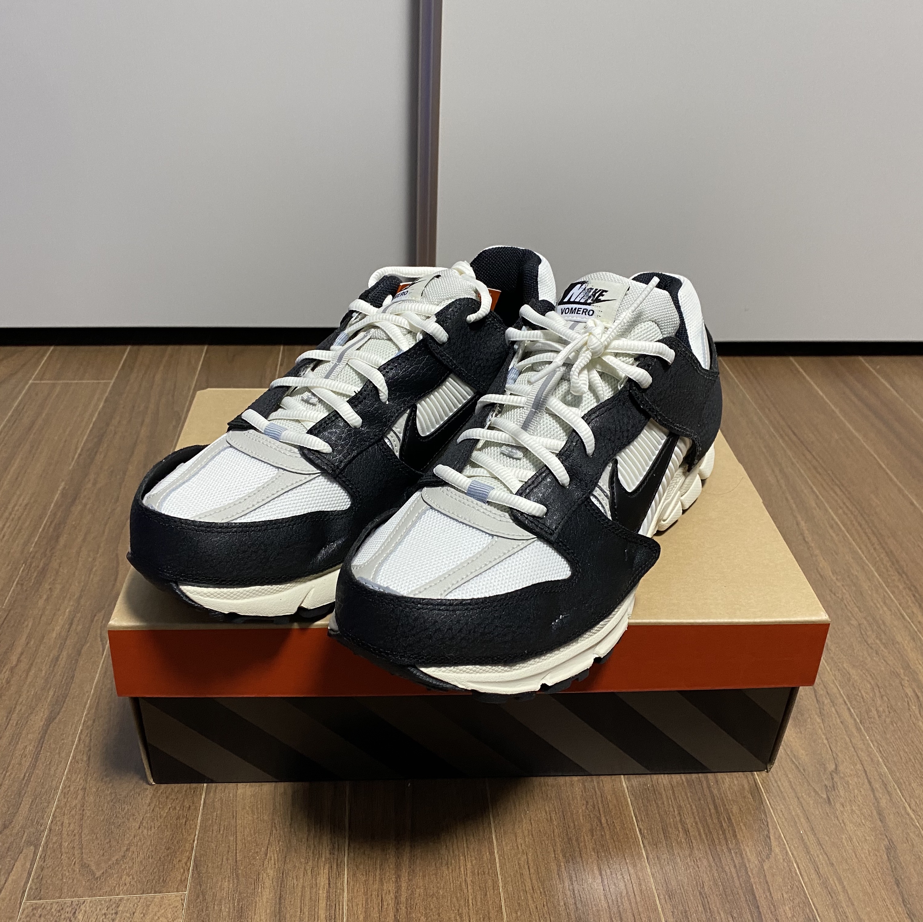 (W) Nike Zoom Vomero 5 Wolf Grey and Black 착용 스타일