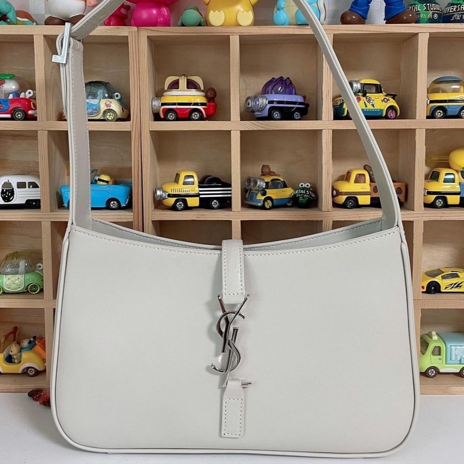 Saint Laurent Le 5 A 7 Hobo Bag in Shiny Leather Blanc Vintage 착용 스타일