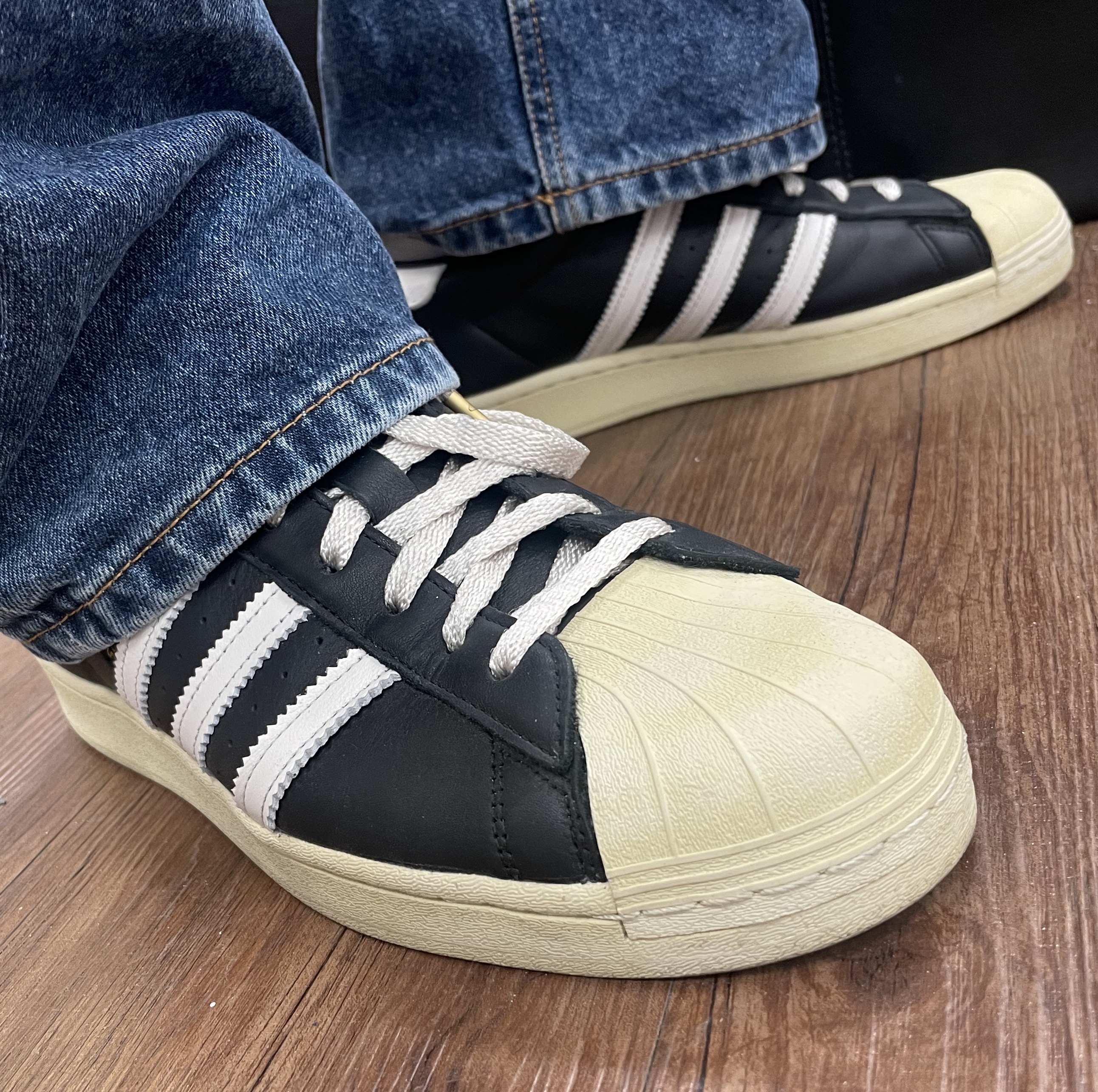Adidas Superstar Premium Black White 착용 스타일