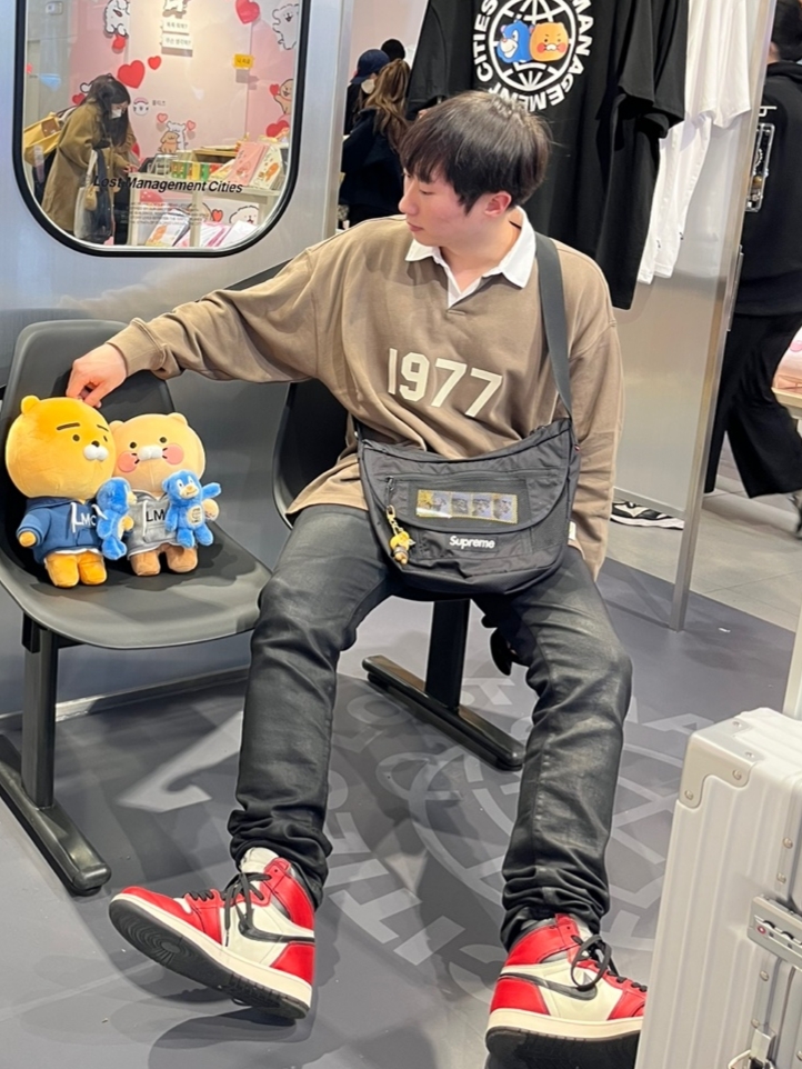 Essentials 1977 Henley Rugby Long Sleeve Polo Wood - 22FW, Undermycar Black Mamba Slim Fit Red Stitch Wax Coating Jeans Rumba Red - 22FW 착용 스타일