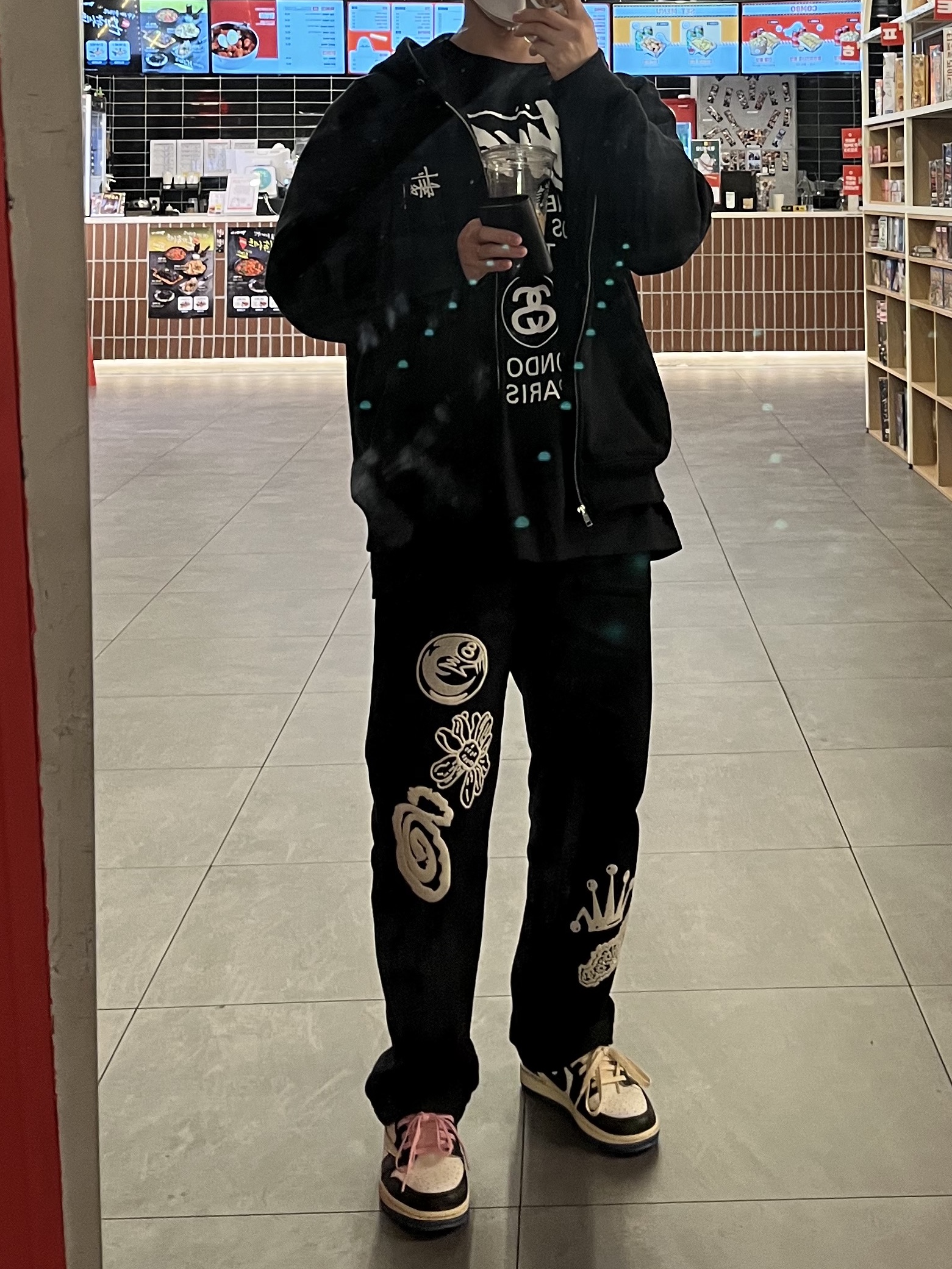 Stussy Basic Stussy Zip Hoodie Black 2021, Stussy World Tour LS T-Shirt Black 착용 스타일