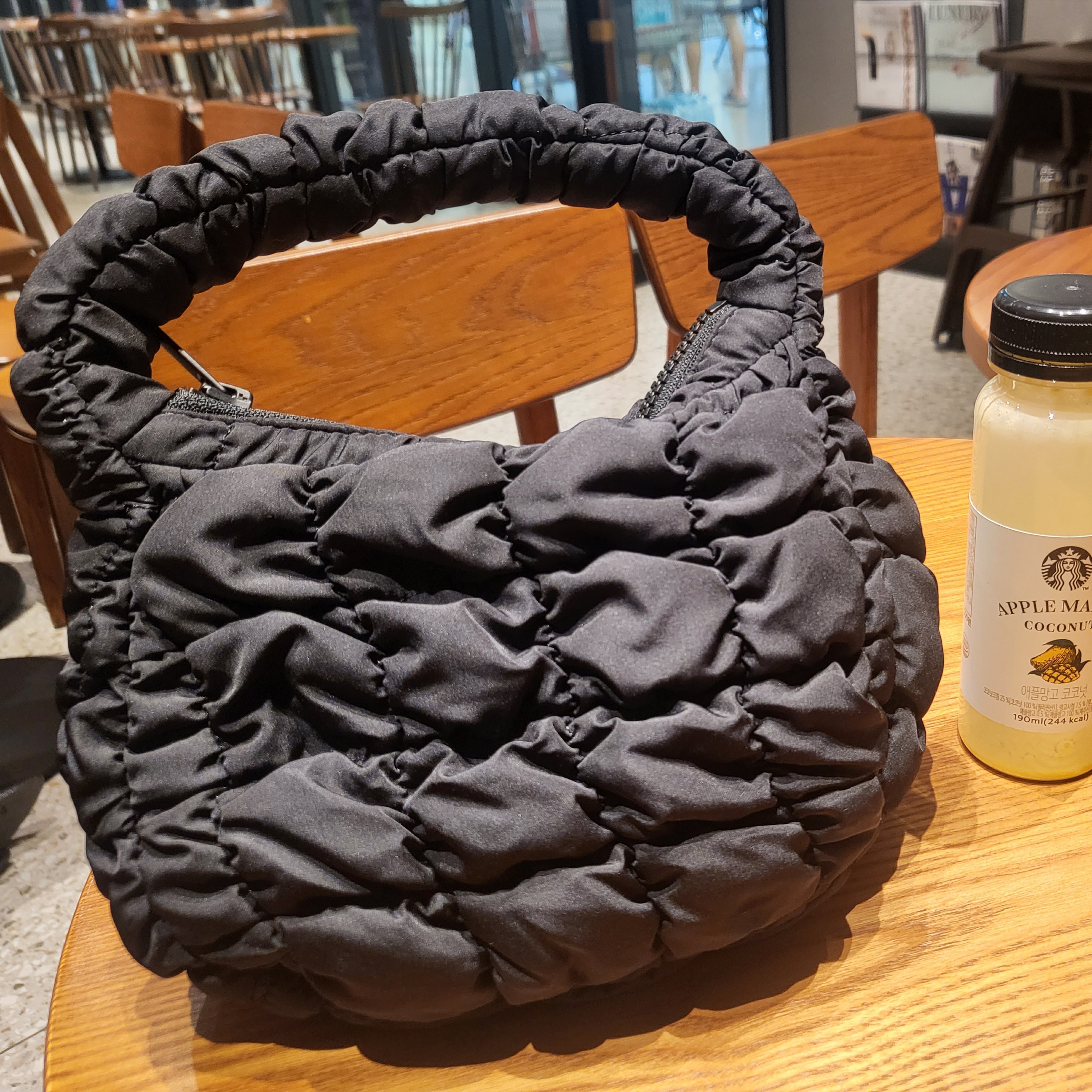 COS Quilted Micro Bag Black 착용 스타일