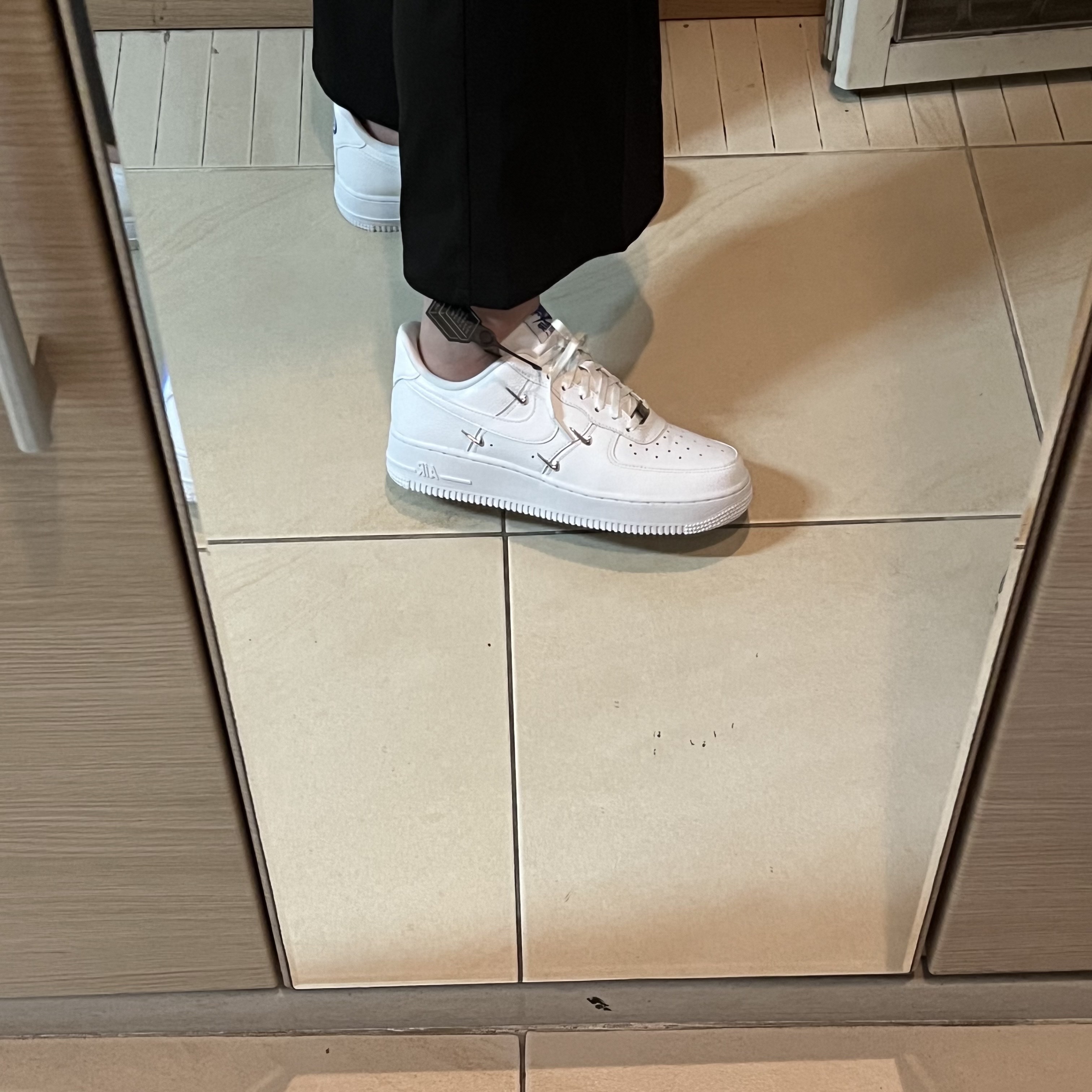 (W) Nike Air Force 1 Low '07 LX Chrome Luxe 착용 스타일 - 1