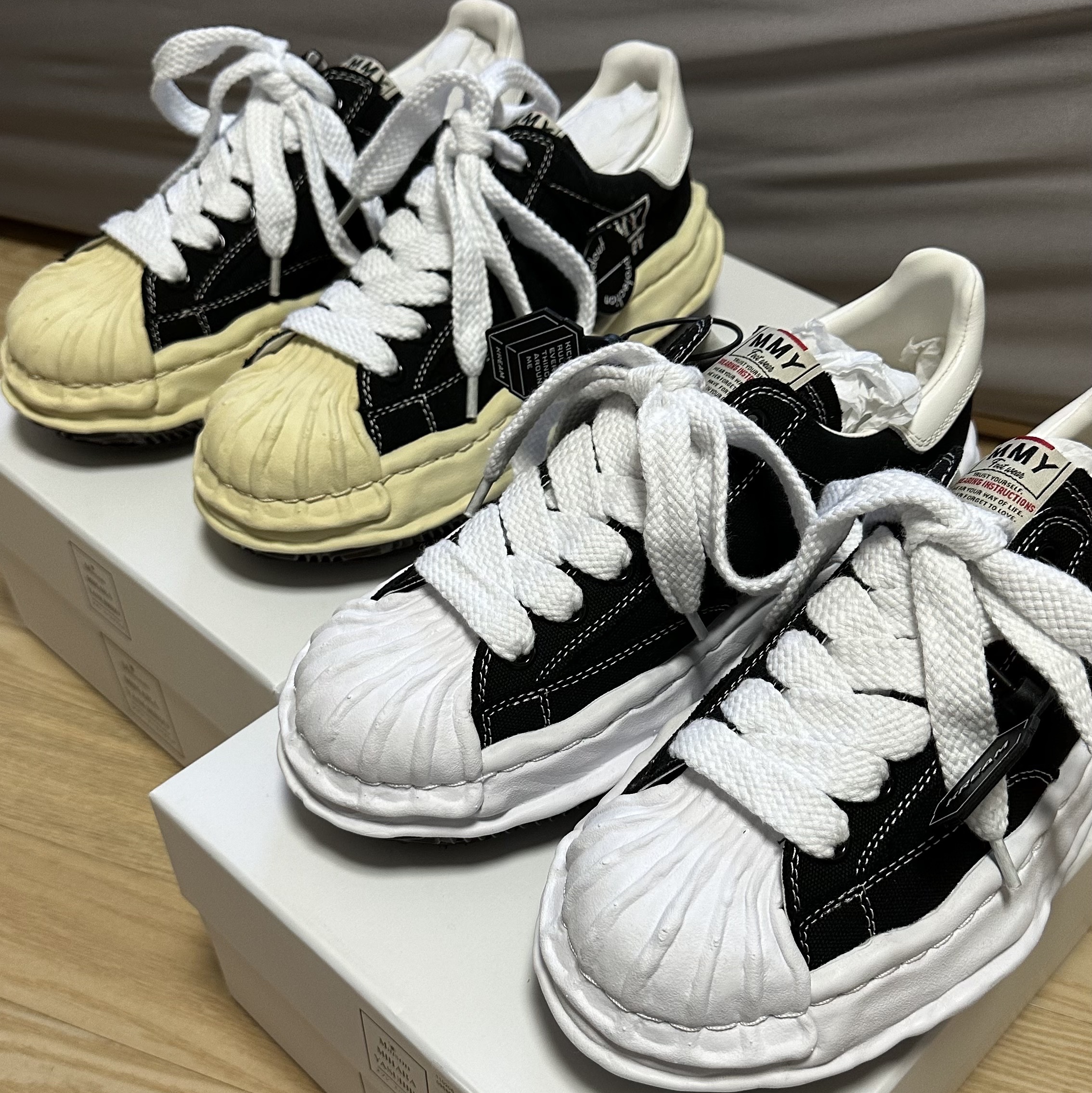 Maison Mihara Yasuhiro Blakey VL OG Sole Canvas Low-top Sneakers Black, Maison Mihara Yasuhiro Blakey OG Sole Canvas Low-top Sneakers Black White 착용 스타일 - 5