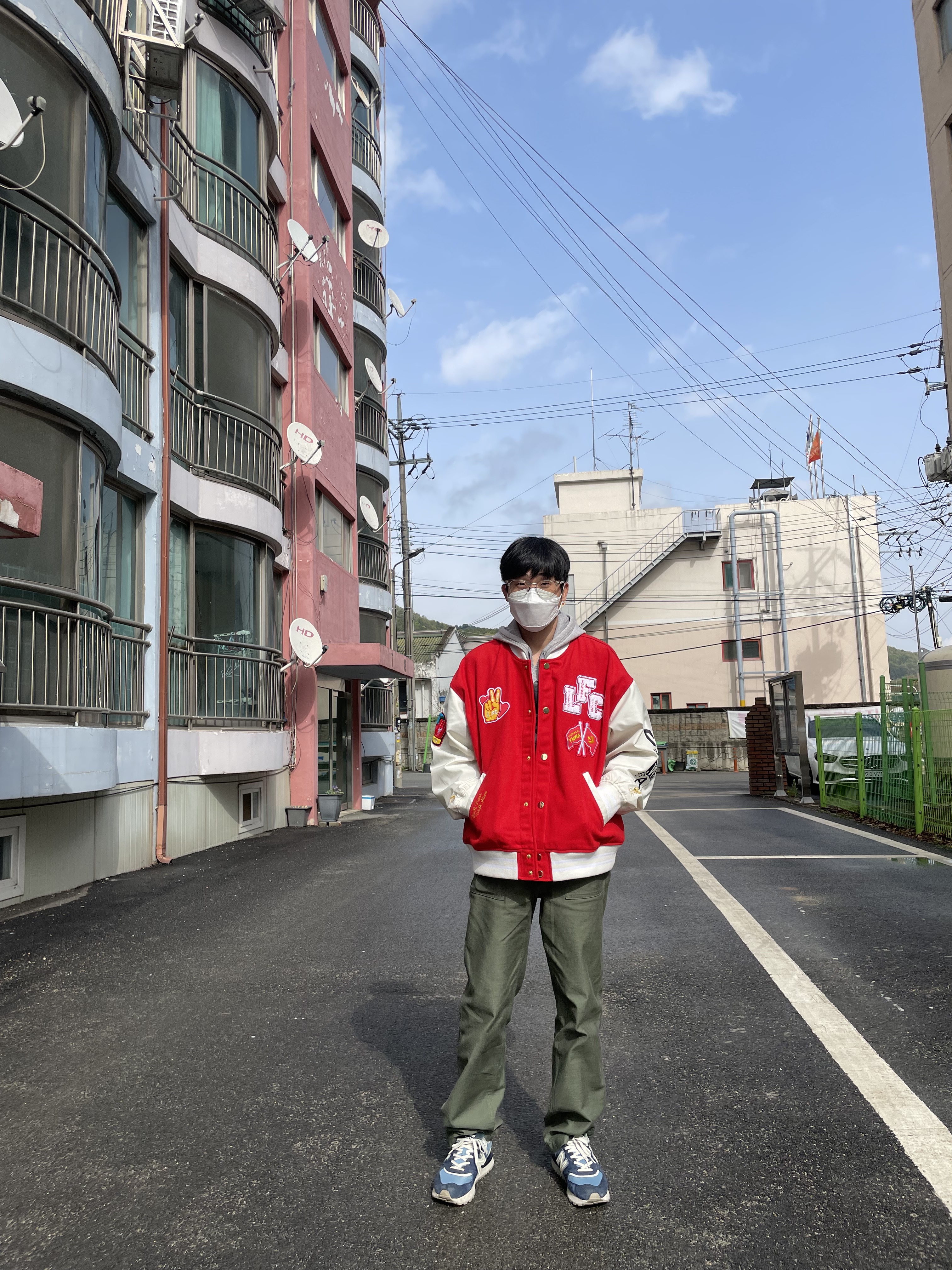 Converse x Liverpool FC Woven Varsity Jacket Tomato 착용 스타일 - 3